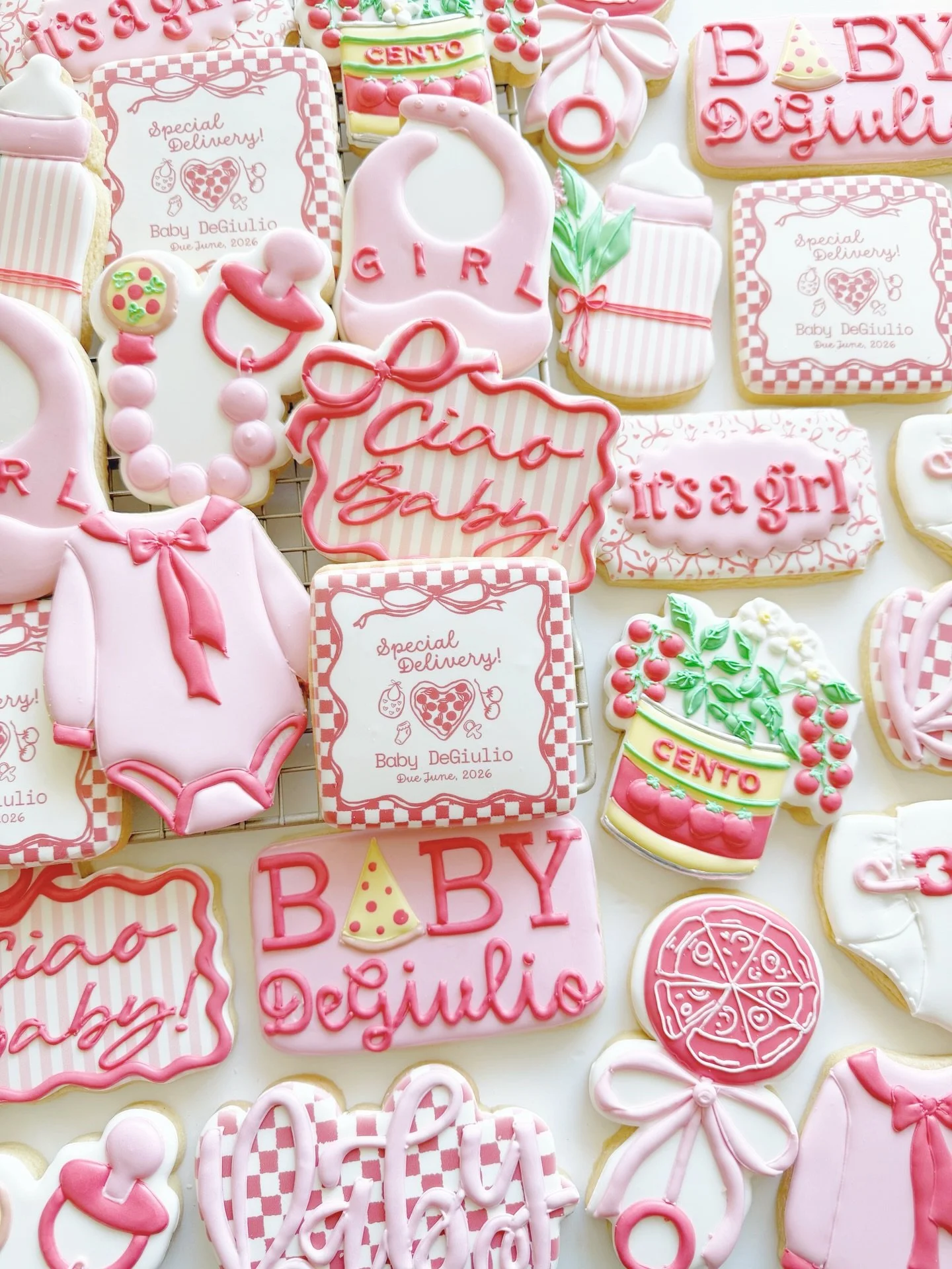 Special delivery&hellip; and it&rsquo;s a little slice of love 🍕❤️ This was such a fun set to create! Bucket list checked off for sure!! 

Onesie inspired by @confettiyeticookies 

#pizzacookies #specialdelivery #sliceslicebaby #babyshower #babyshow