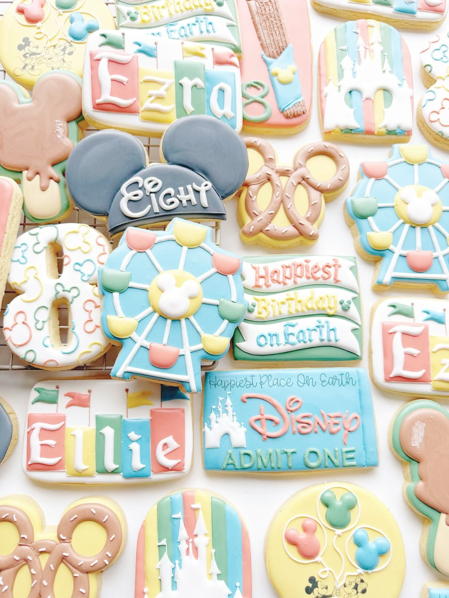 This family is heading to Disney for a special birthday and bringing along some Disney treats for the plane ride! 

#disneyworld #disneylandcookies #disneycookies #cookiesofinstagram #birthdaycookıes