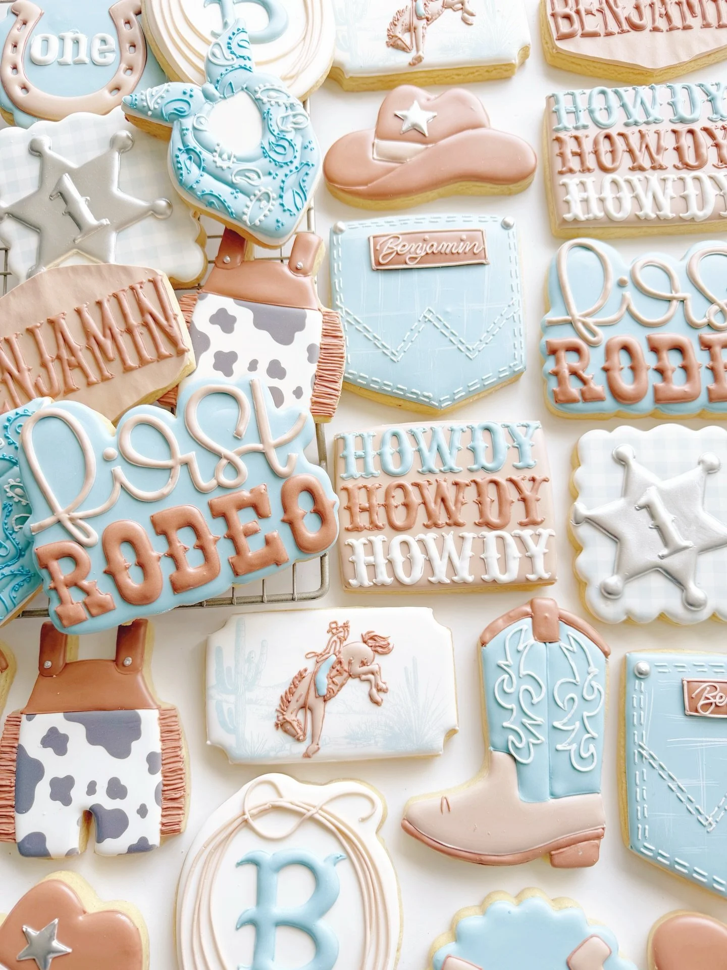 Let&rsquo;s saddle up! It&rsquo;s Benjamin&rsquo;s first rodeo! 

#rodeocookies #firstrodeocookies #firstrodeobirthday #firstrodeo #cookiesofinstagram