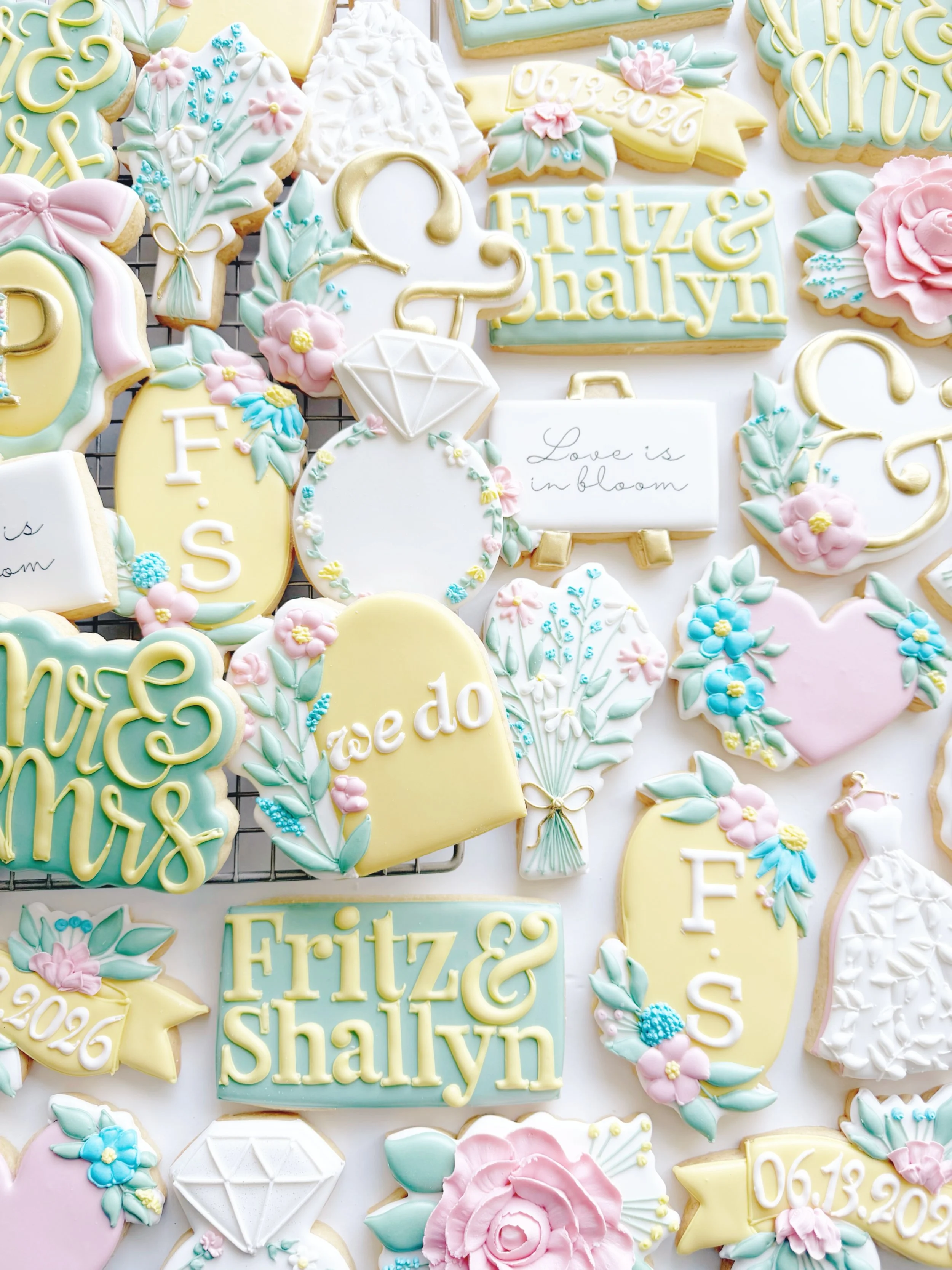 🌼Love is in Bloom🌼 

#loveinbloomcookies #weddingshowercookies #loveinbloom #bridalshowercookies #cookiesofinstagram