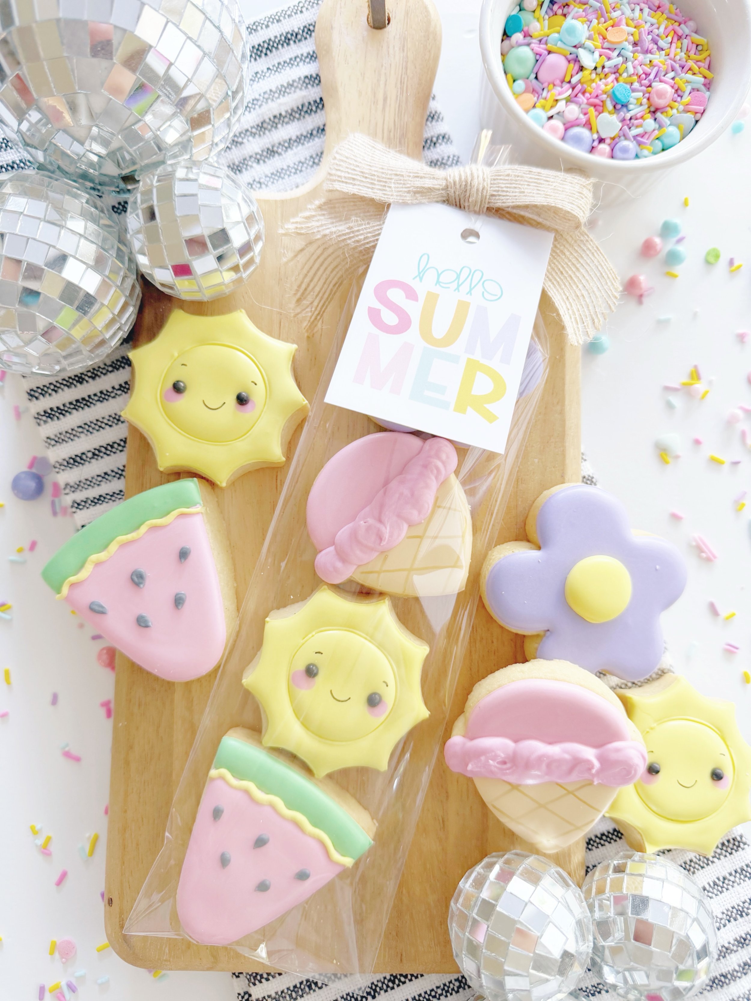 Need a sweet snack for yourself or maybe an end of the year teacher gift? Grab these summer minis while you still can! Link in bio!