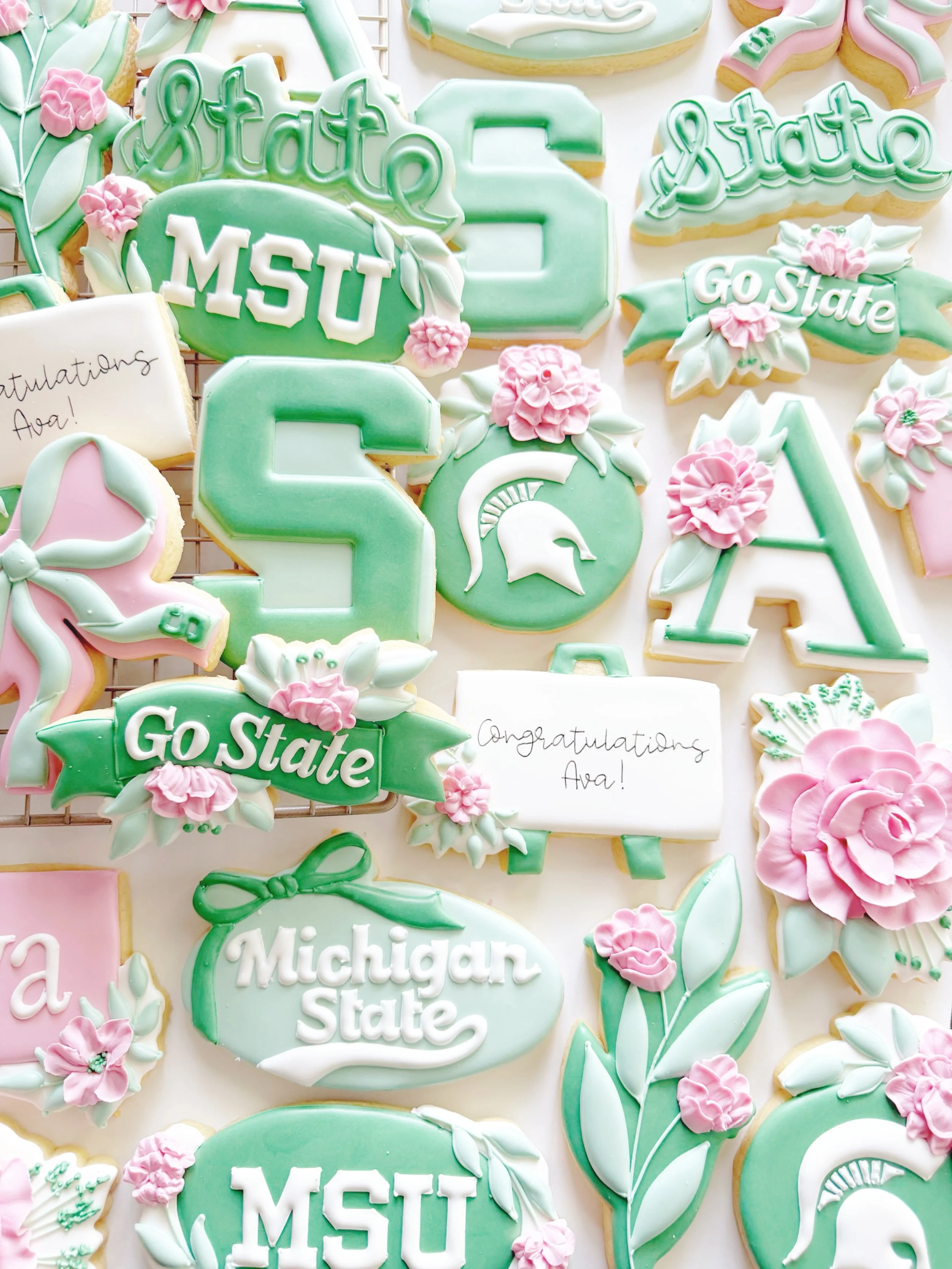 A little green. A little white. And some pretty florals to celebrate this incoming Sparty. Go Green!! 

#graduationcookies #michiganstatecookies #michiganstateuniversity #michiganstate #cookiesofinstagram