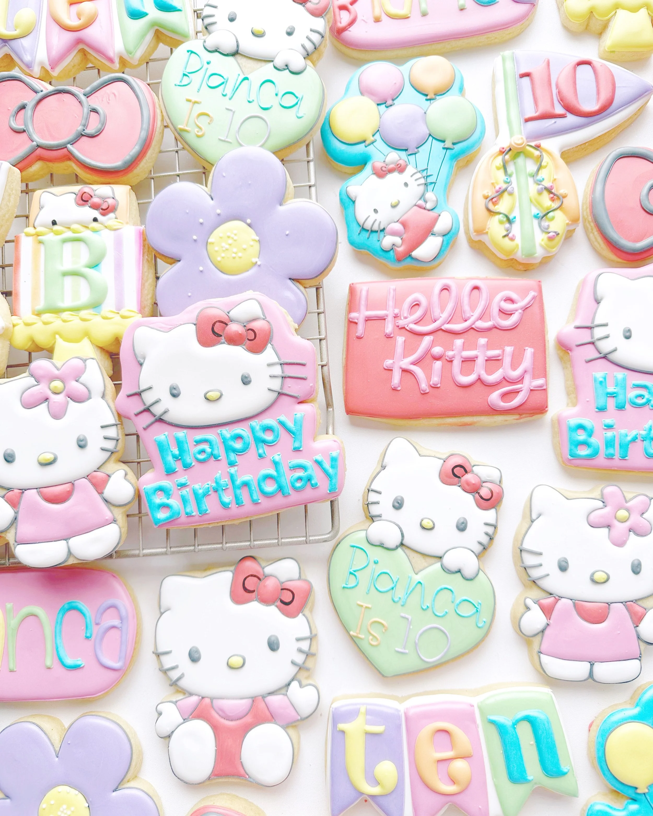 Hello kitty cuteness for an awesome 10th birthday! 

#hellokittylover #hellokitty #hellokittycookies #cookiesofinstagram #hellokittyjunkie