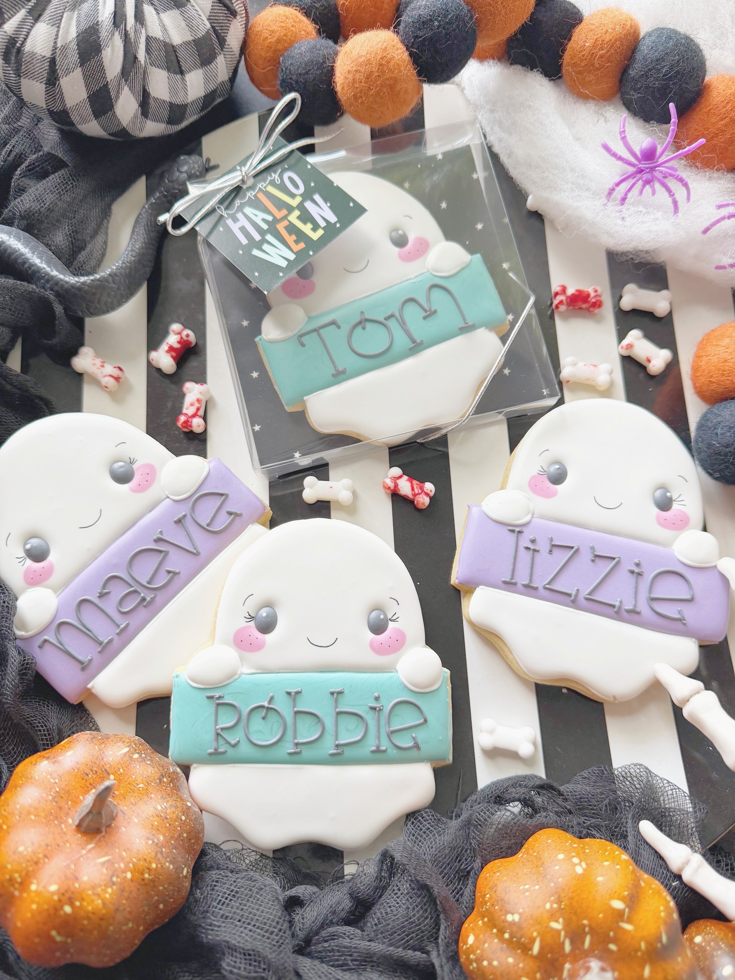 Halloween is right around the corner and I hope to work on samples this week!! What are you hoping for?? Minis? Personalized?? Paint your owns? Let me know in the comments!!!! 🧡🖤🧡🖤