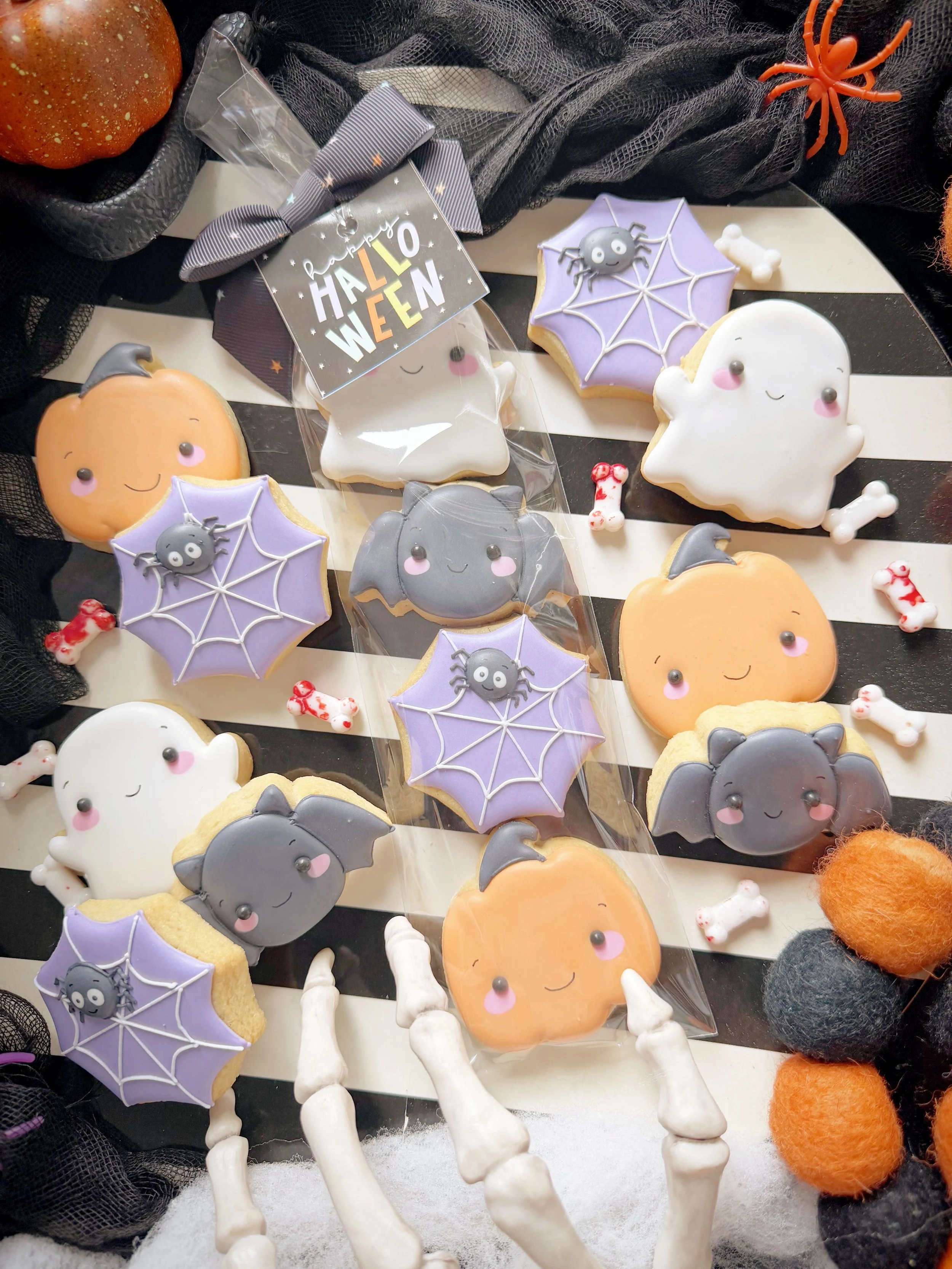 Halloween presale is now open!!! I mean - it&rsquo;s not Halloween without a cute pack of minis! Make sure to grab some before they are all gone! Click the link in my bio to order !