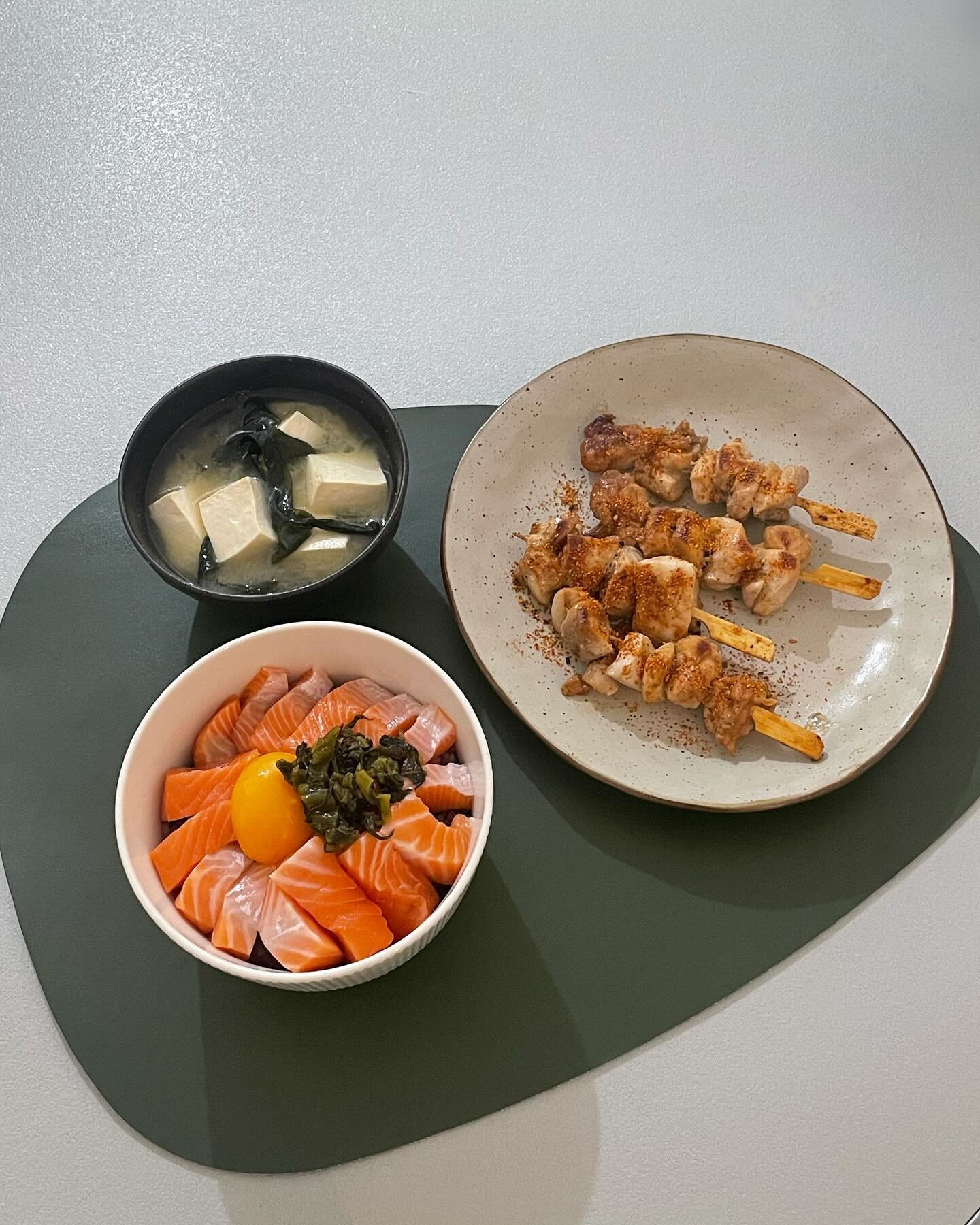 contemplating if I should upload the video for this because I forgot to film eating .. and lifting the dish up like my other ones 🥹🥹🥹🥹 and it will break the pattern 🥹🥹🥹 

🩶salmon sashimi donburi 
🩶chicken yakitori 
🩶miso soup