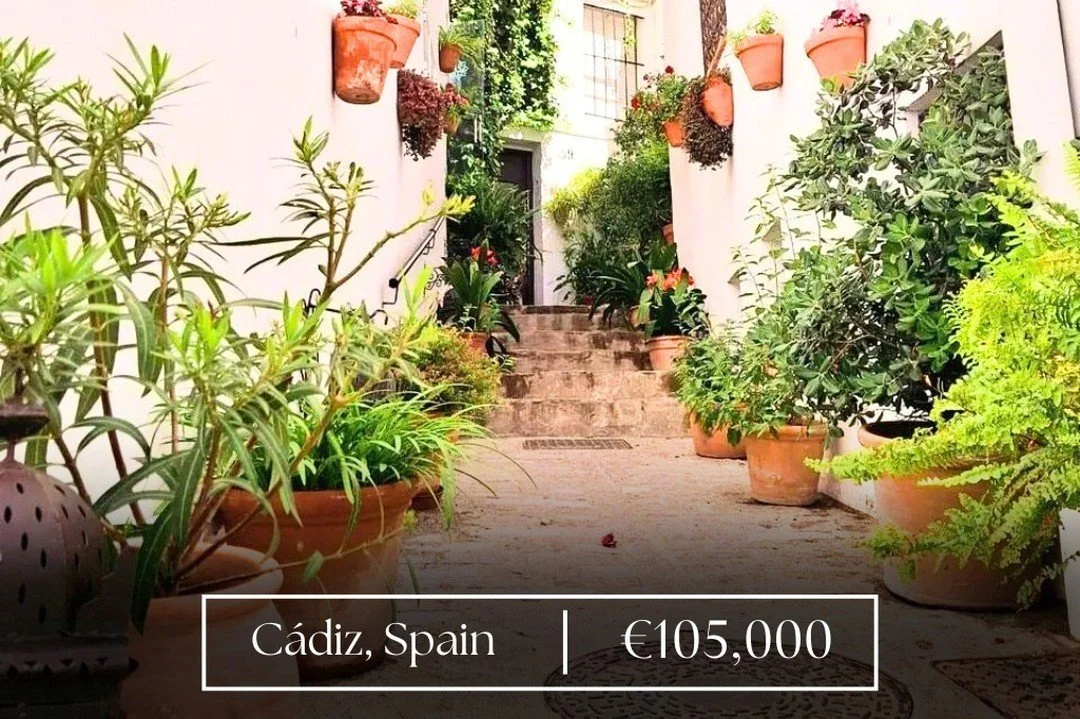 Step into a slice of history with this delightful apartment located in the old town of Vejer de la Frontera, built in 1905. This ready-to-move-in home features one bedroom, one bathroom, and an American-style kitchen that's fully equipped. Notable fo