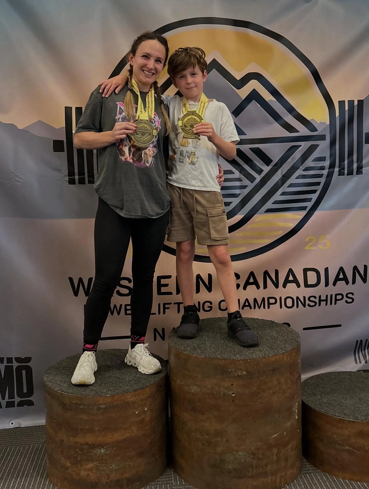 Decent Westerns - matched all my lifts from the last competition at 57kg weight class in Feb. Been a hard few months with a major renovation at home (cutting weight with no kitchen 😬) and the unexpected loss of my furry bestie 🐕. So close to a benc