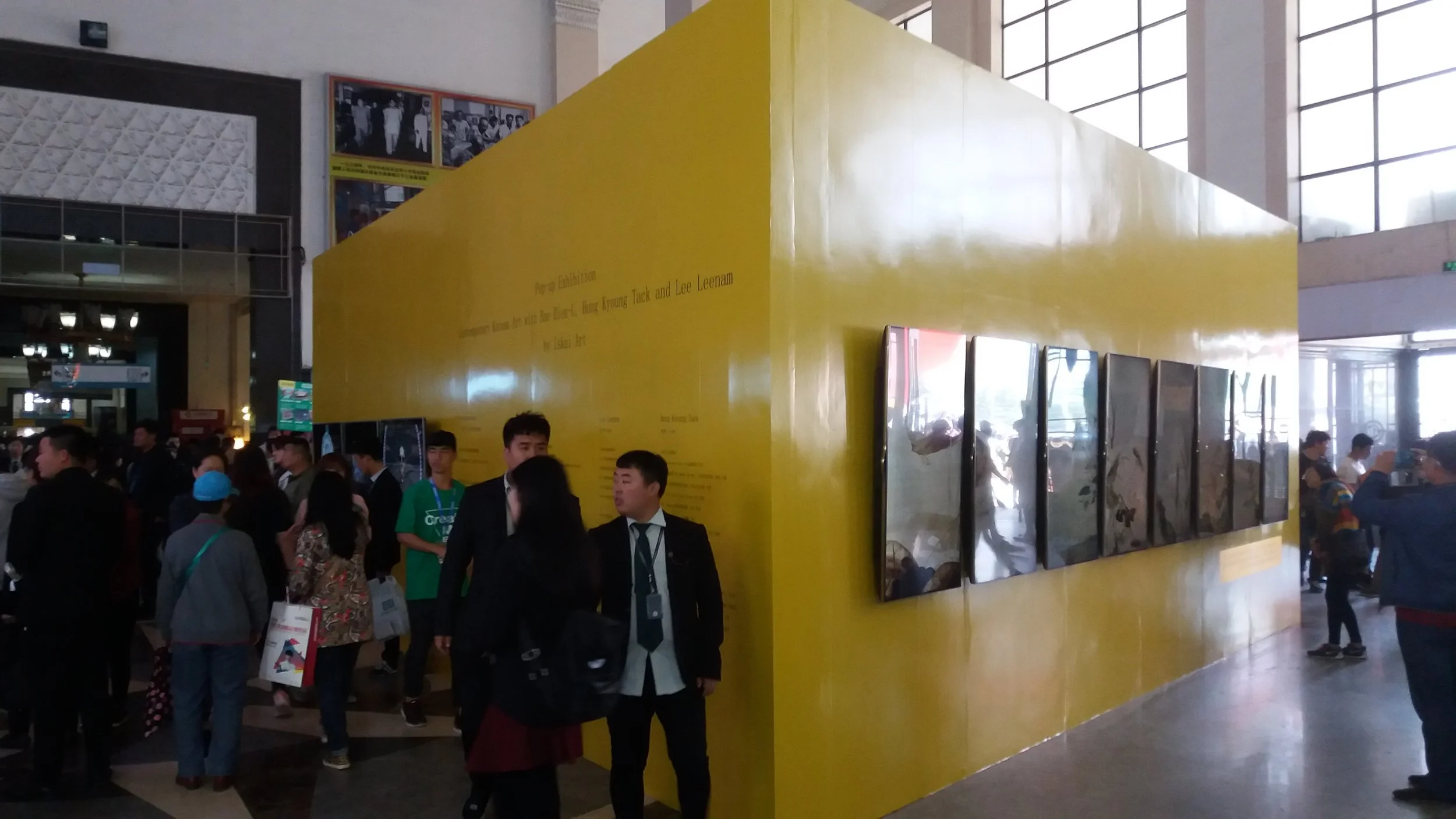 전시장 내부 인파_02.jpg