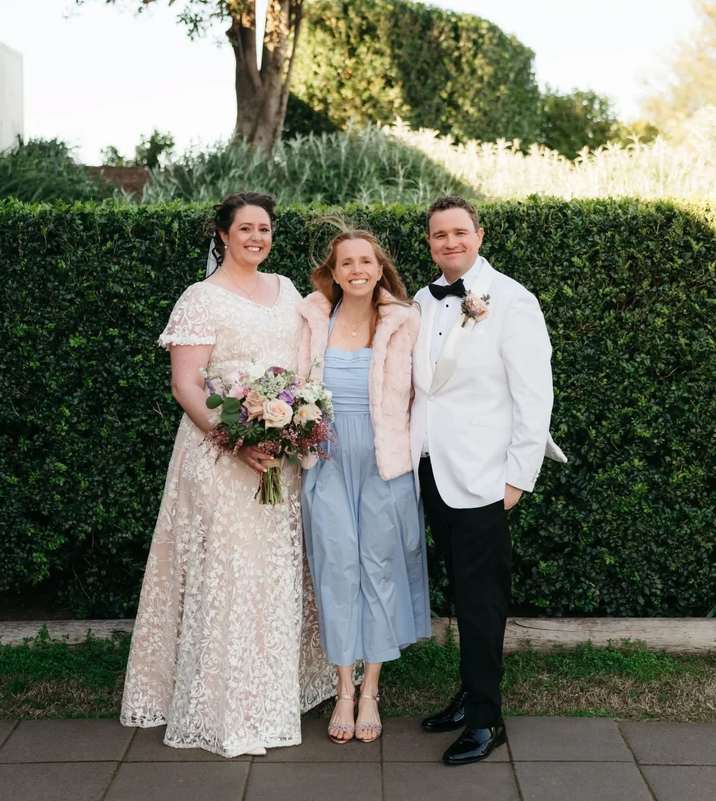 A little happy snap with the wonderful Bridget and Alex after their ceremony at @kooroomba_weddings back at the end of August.

Another post to come about the ceremony soon 💜

And thank you for the snap @jepsweddings 😘

🐝