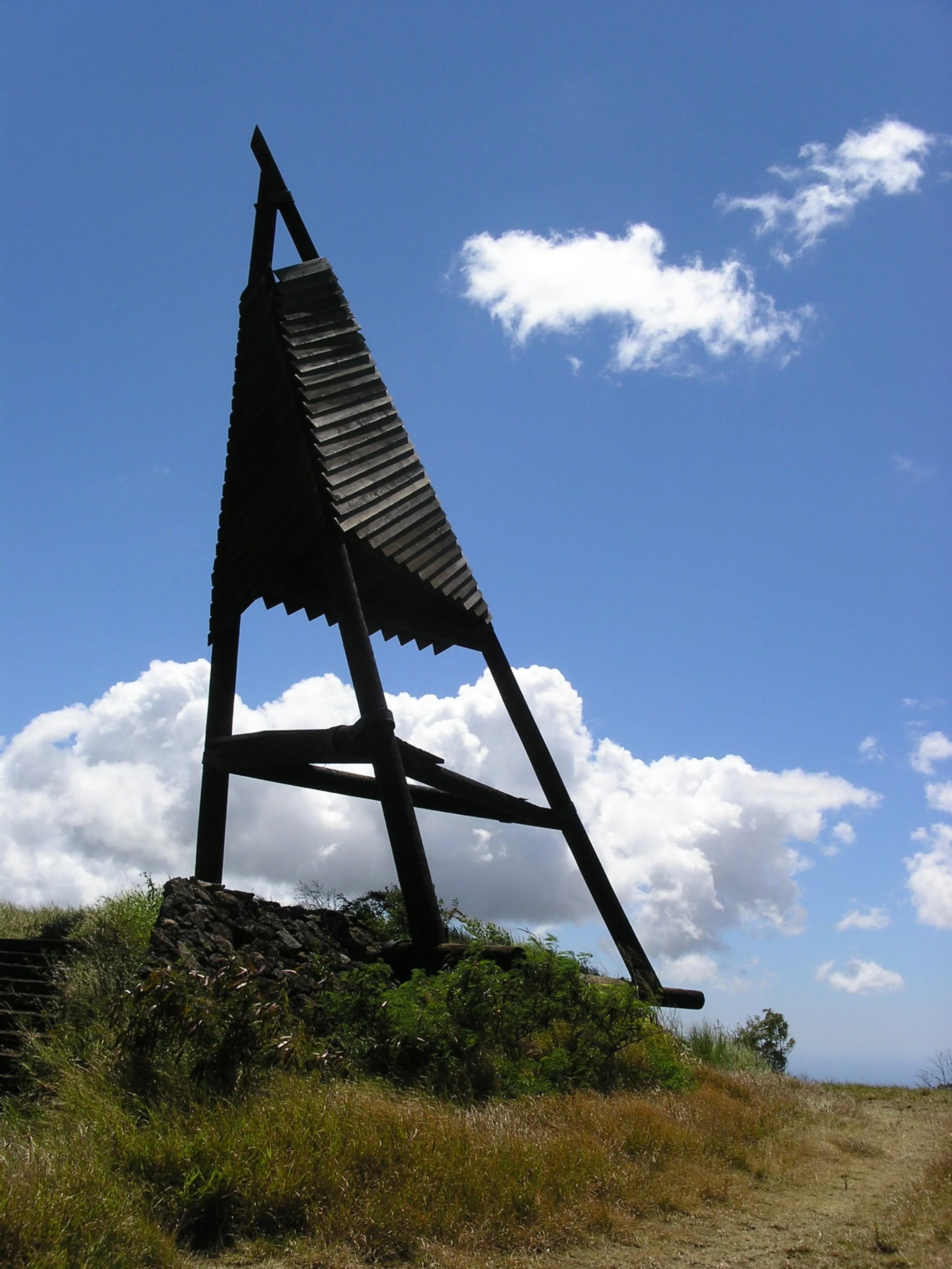 MADE IN THE SHAPE OF A “SAIL”, THIS IS A WOOD ART STRUCTURAT THE CROSSROADS FROM WAIMEA TO WAIKOLOA VILLAGE