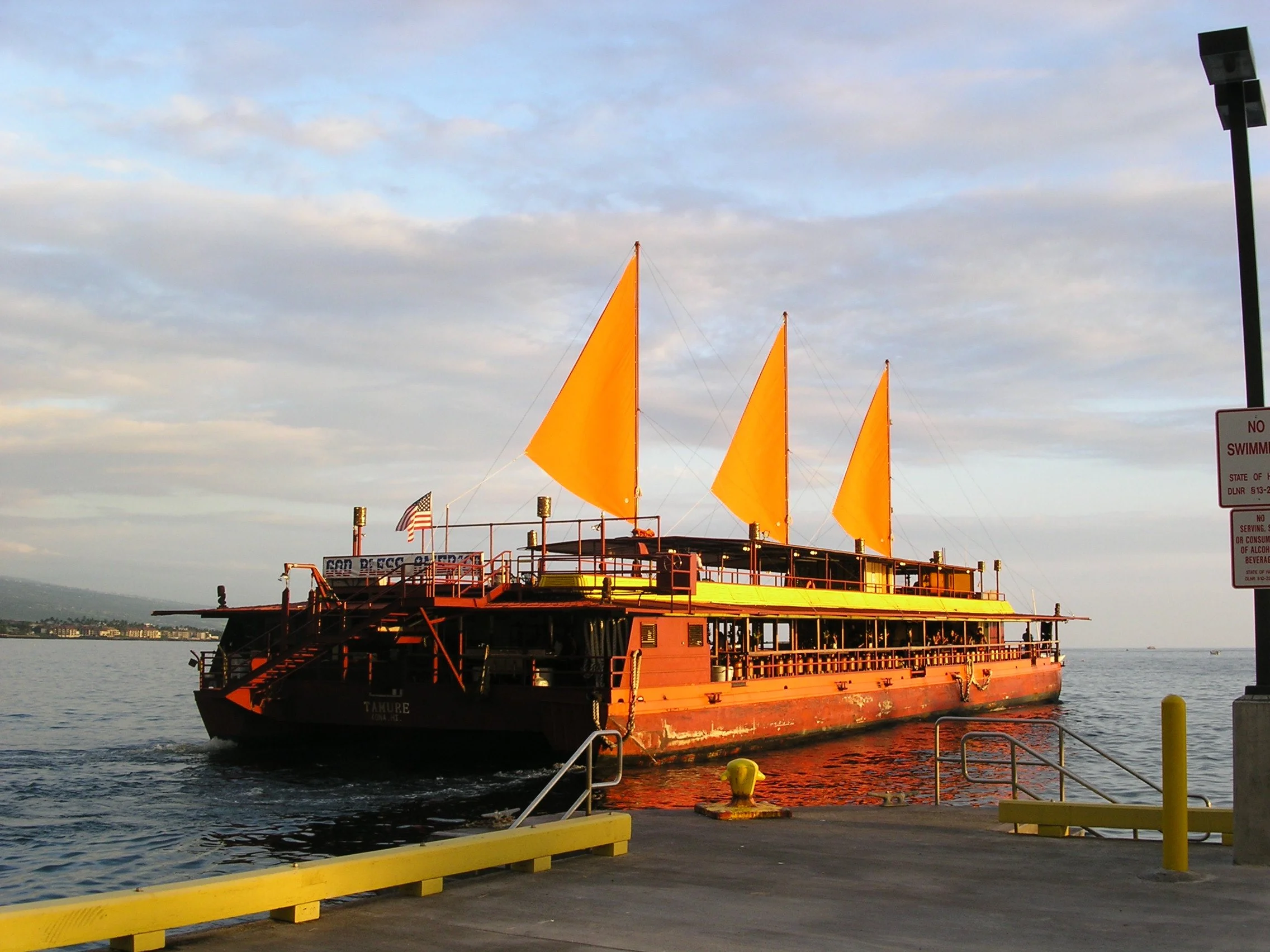 Boat sailing into the Pacific Ocean from Kona Hawaii for a sunset cruise