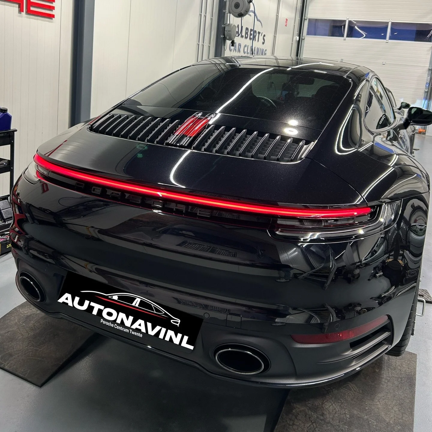 🇳🇱 Vandaag hebben wij deze Porsche 911/992.1 (2020) voorzien van een Sport Chrono Klok
Daarnaast hebben we de volgende coderingen uitgevoerd:

✅ Draadloos Apple CarPlay
✅ Fullscreen Apple CarPlay &amp; Android Auto

Wilt u ook aanpassingen laten ui