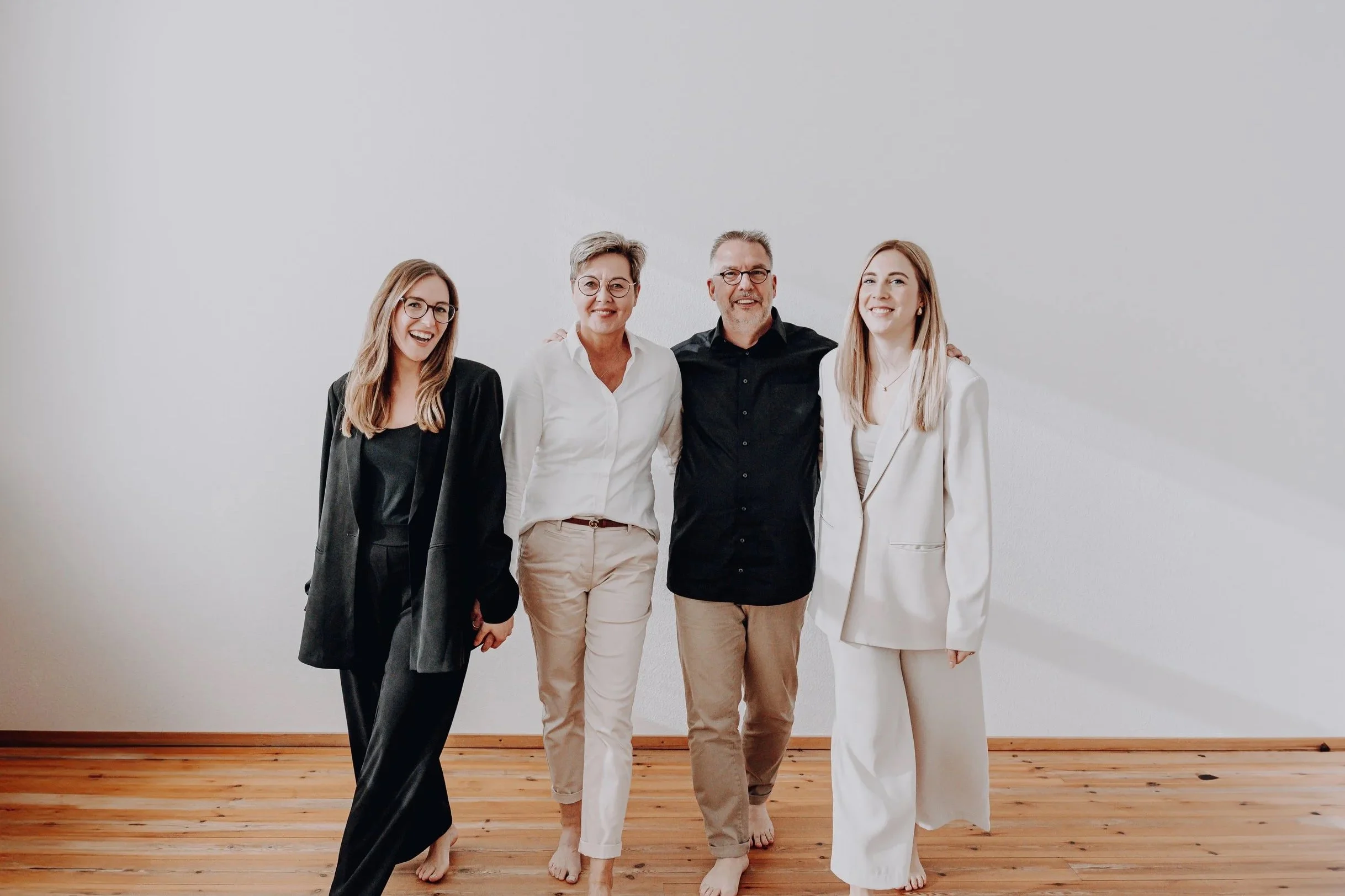 Familienfoto einer Familie Eltern mit ihren Töchtern. Die Stimmung ist ausgelassen und die Familie hat Spaß beim Fotoshooting in Lemgo bei Claudia Hilgenböker Fotograf Fotostudio.