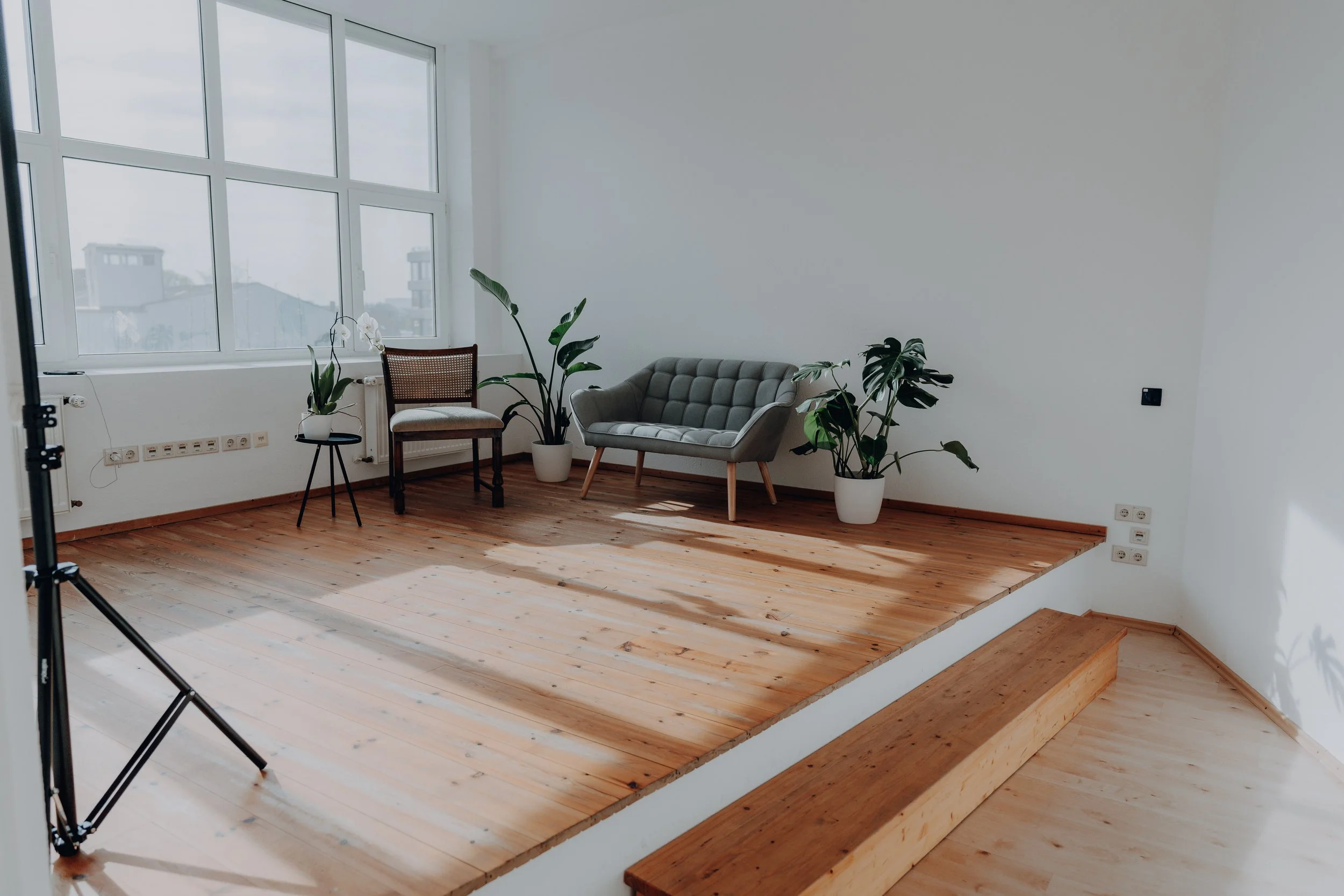 Ein exklusives Tageslichtstudio zur Miete für Fotografen mit einer modernen Einrichtung