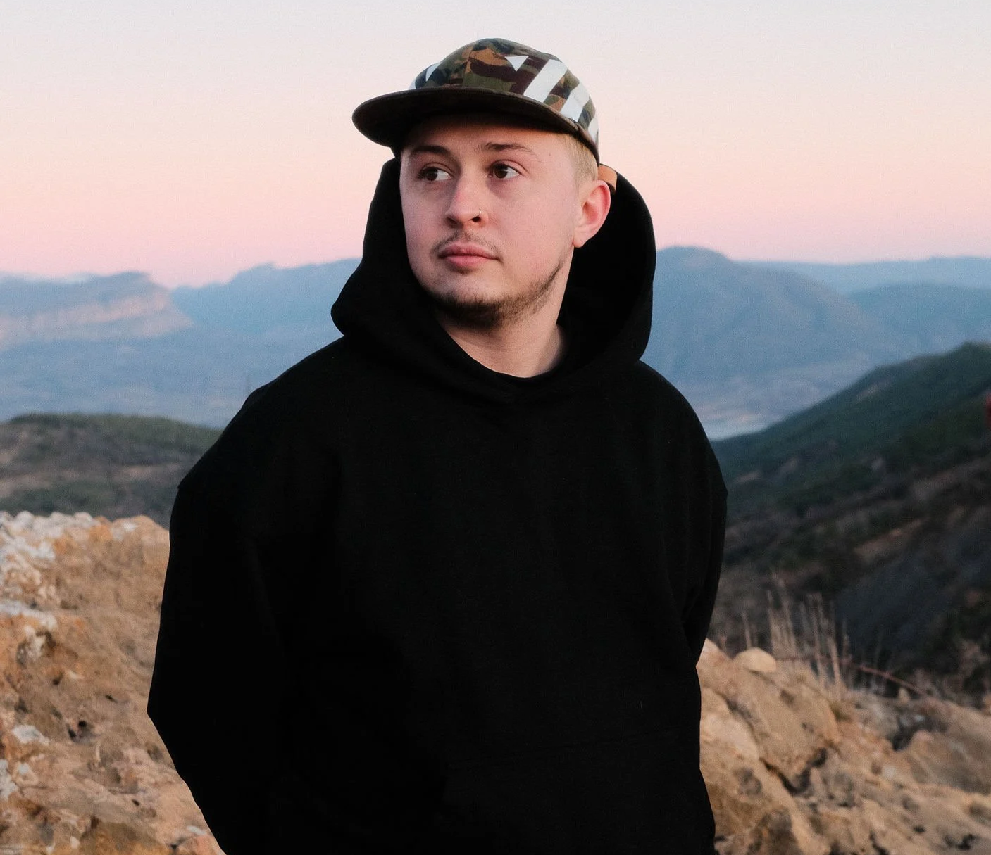 Voices on Art –&nbsp;Episode 01 with David Hanley (DaHexd). 