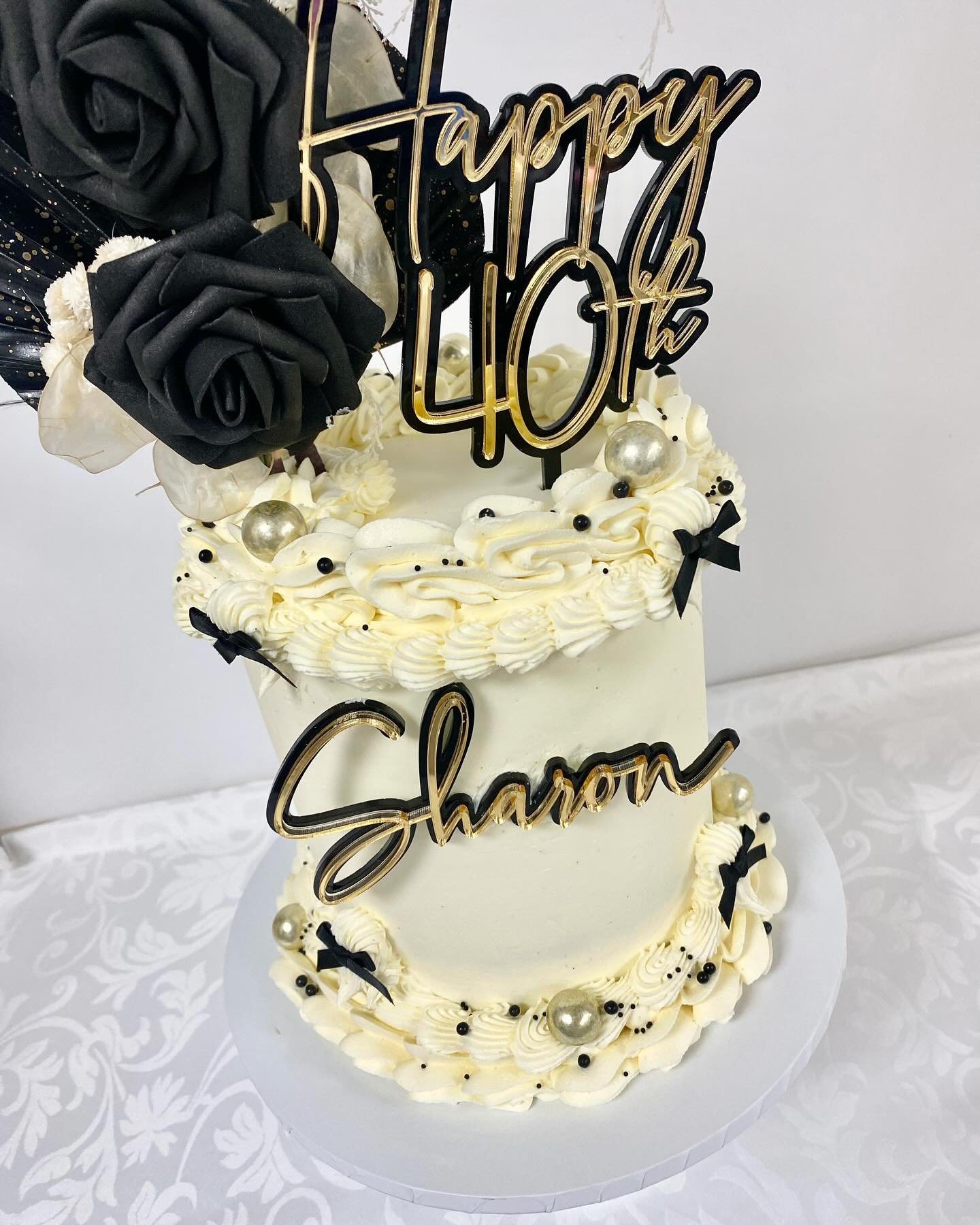 Happiest of birthdays to Sharon celebrating a special one🖤

Hope you had the best day 🖤

Topper and charm @quirkycutters 
.
.
.
.
#birthdaycake #specialbirthdaycake #partycake #celebrationcake #birthdaycakemaker #scottishcakemaker #cakemaker #glasg