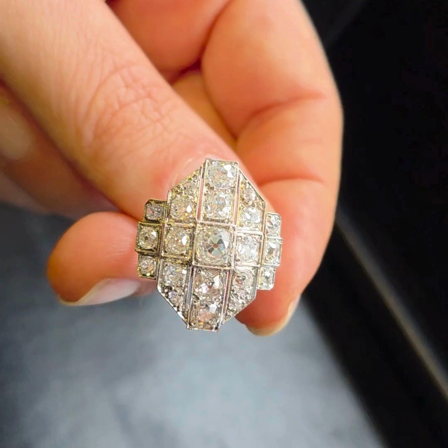 Important Art D&eacute;co ring

Diamonds: 5.0 carats, 21 stones

Gross weight: 6.9 grams

#artdecoring#artdecojewelry#diamondlover#diamondring#estatejewelry