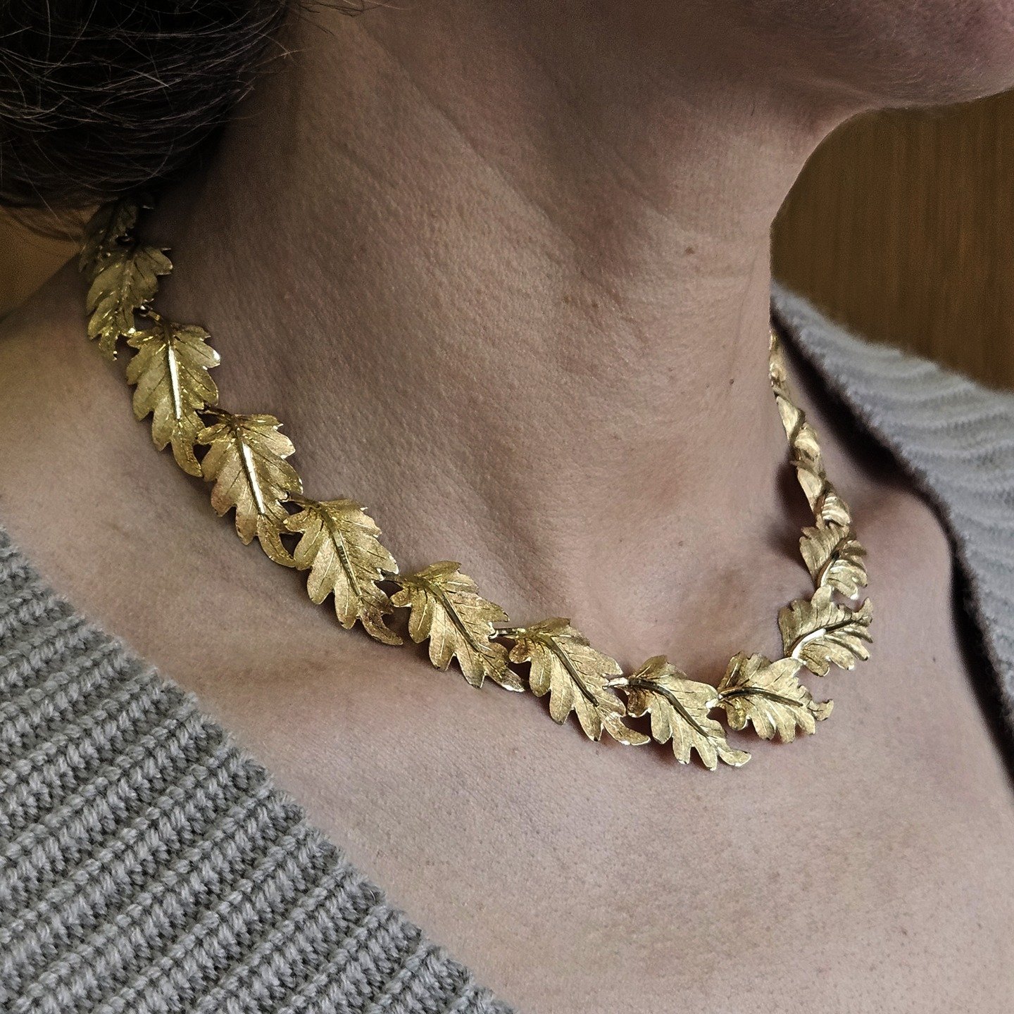 Delicate leaf necklace in 18kt gold, signed Buccellati

Gross weight: 39.8 grams

#jewelryinspiration#luxurynecklace#vintagenecklace#Buccellati#Buccellatinecklace#signedjewelry#jewelrycollector