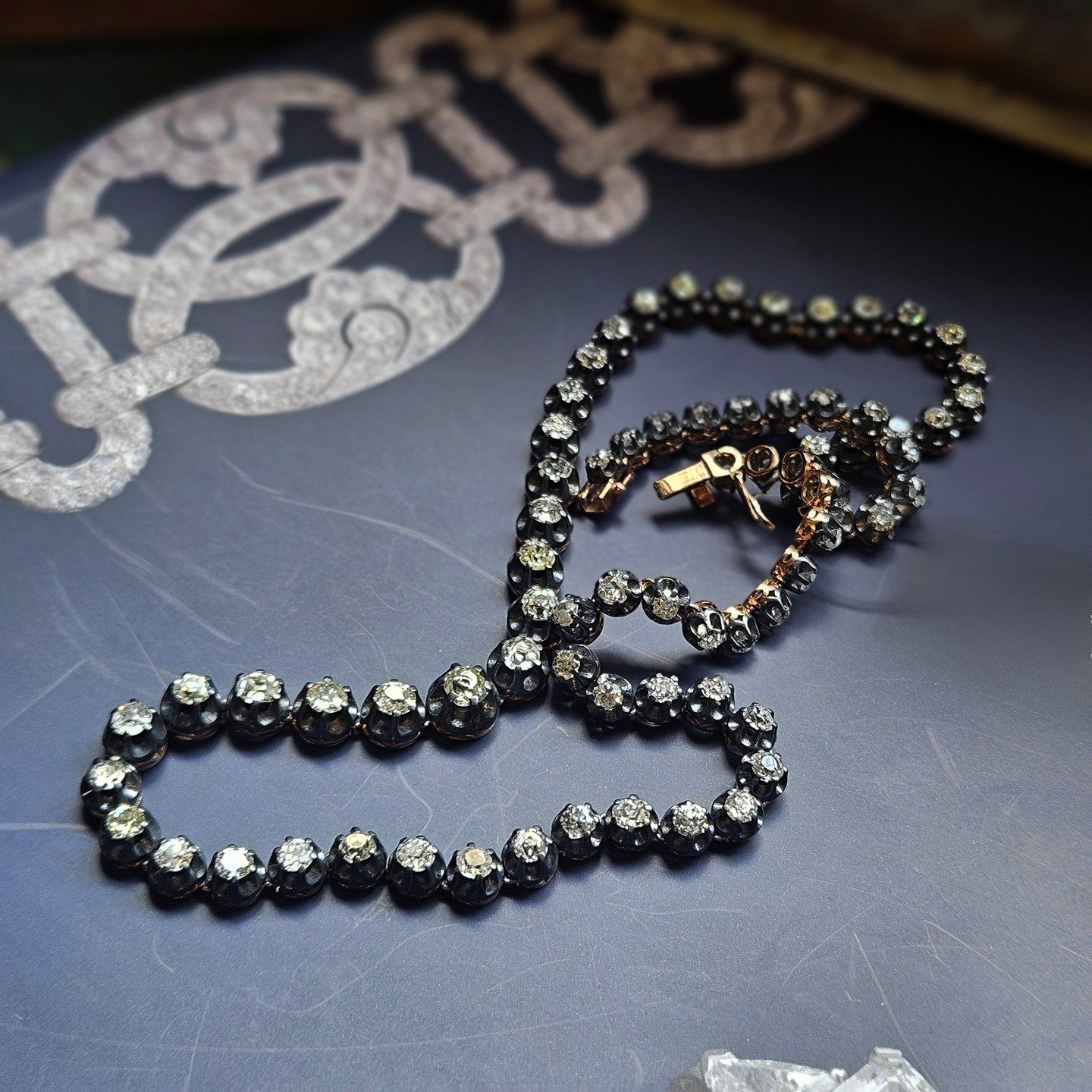 Antique style diamond rivi&egrave;re necklace, 14 carat gold and silver setting

Diamonds: 13.50 carats
73 diamonds

Gross weight: 29 grams

#jewelry#luxuryjewelry#antiquestylejewelry