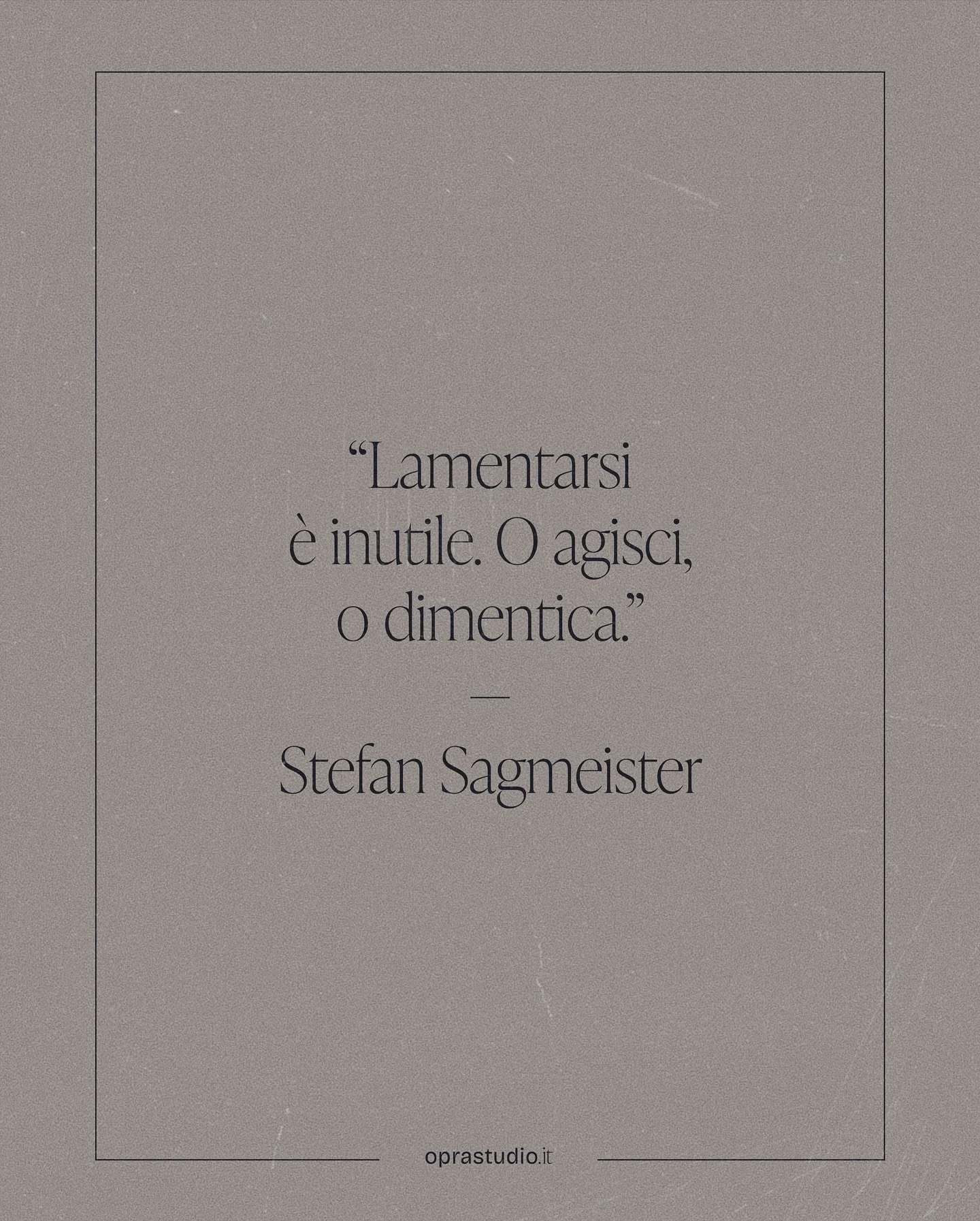 &amp; 𝐒𝐭𝐞𝐟𝐚𝐧 𝐒𝐚𝐠𝐦𝐞𝐢𝐬𝐭𝐞𝐫 (Bregenz, Austria, 1962) &egrave; un graphic designer e artista visivo noto per il suo approccio anticonvenzionale e provocatorio. Dopo gli studi a Vienna e al Pratt Institute di New York grazie a una borsa Ful