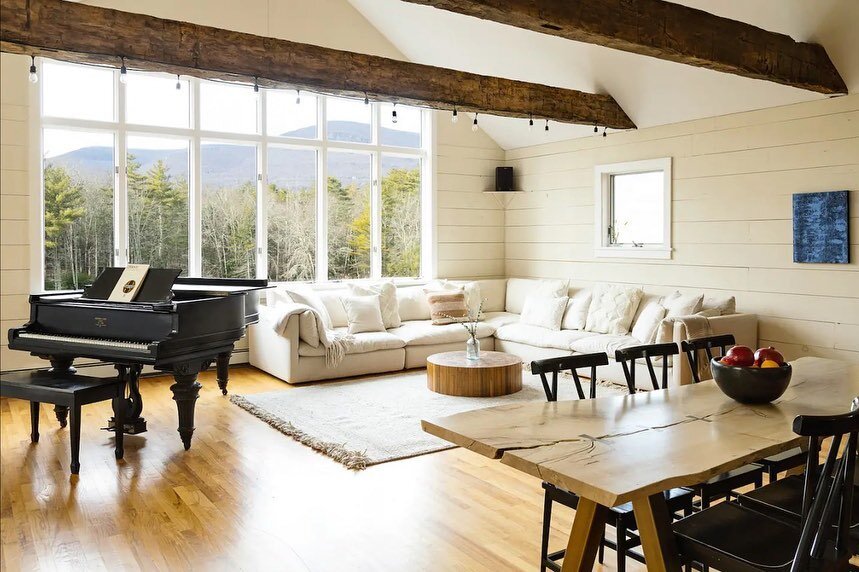 Spring Break in the Catskills mountains 🌄🌿 Wilderkill retreat has everything  for a relaxing break from the city, amazing views, inspiring design, close to hikes and skiing. Gather with family and friends or leave them behind for a quiet revitalizi