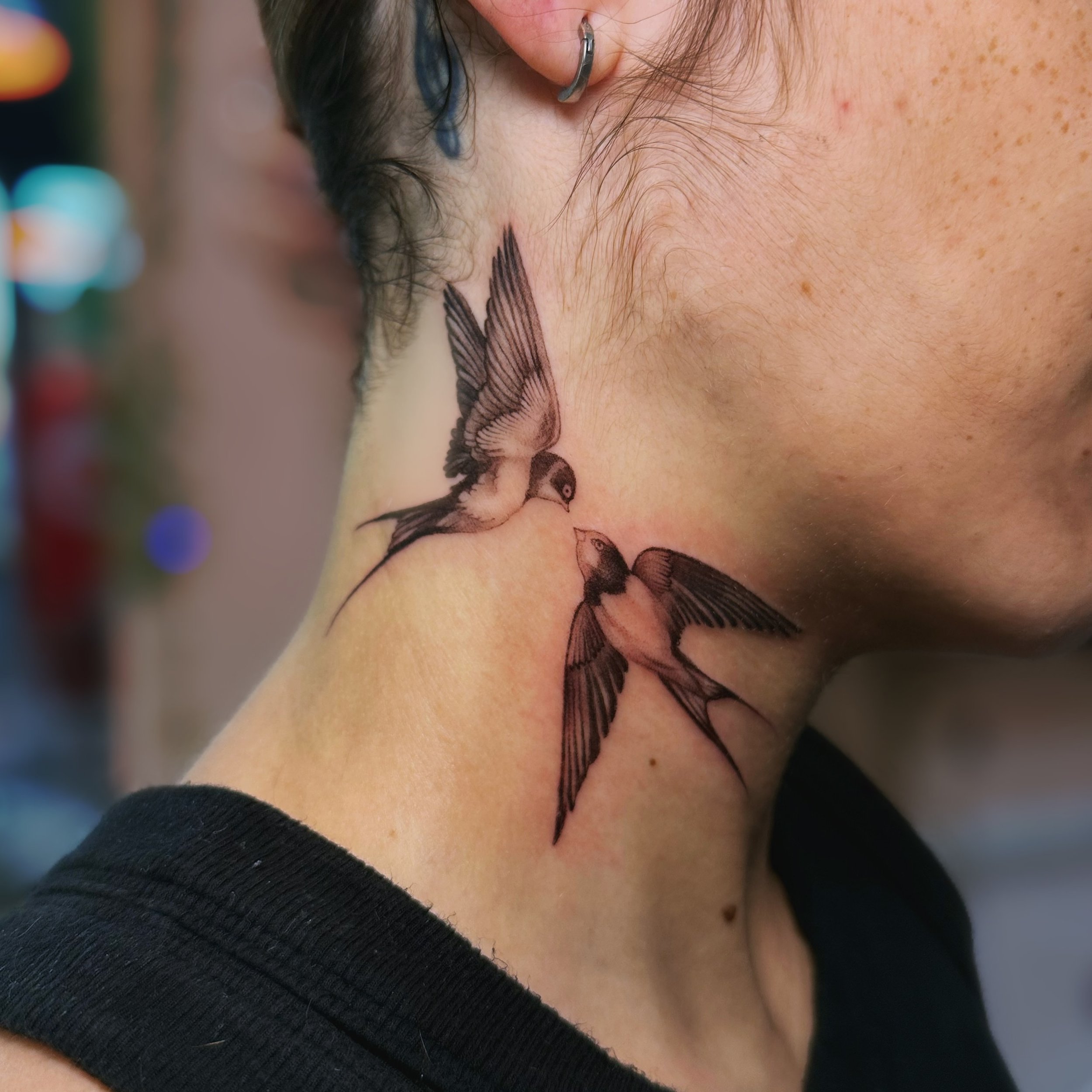 Neck Sparrows for @gabaybayy

📍 @glitterpoopstudios 

#miamitattooartist #miamitattooshop #glitterpoopstudios #femaletattooartist #necktattoos #sparrowtattoo #microrealism #fineline #miamitattoos #necktattoo #inked #realism #greywash #blackwork #new