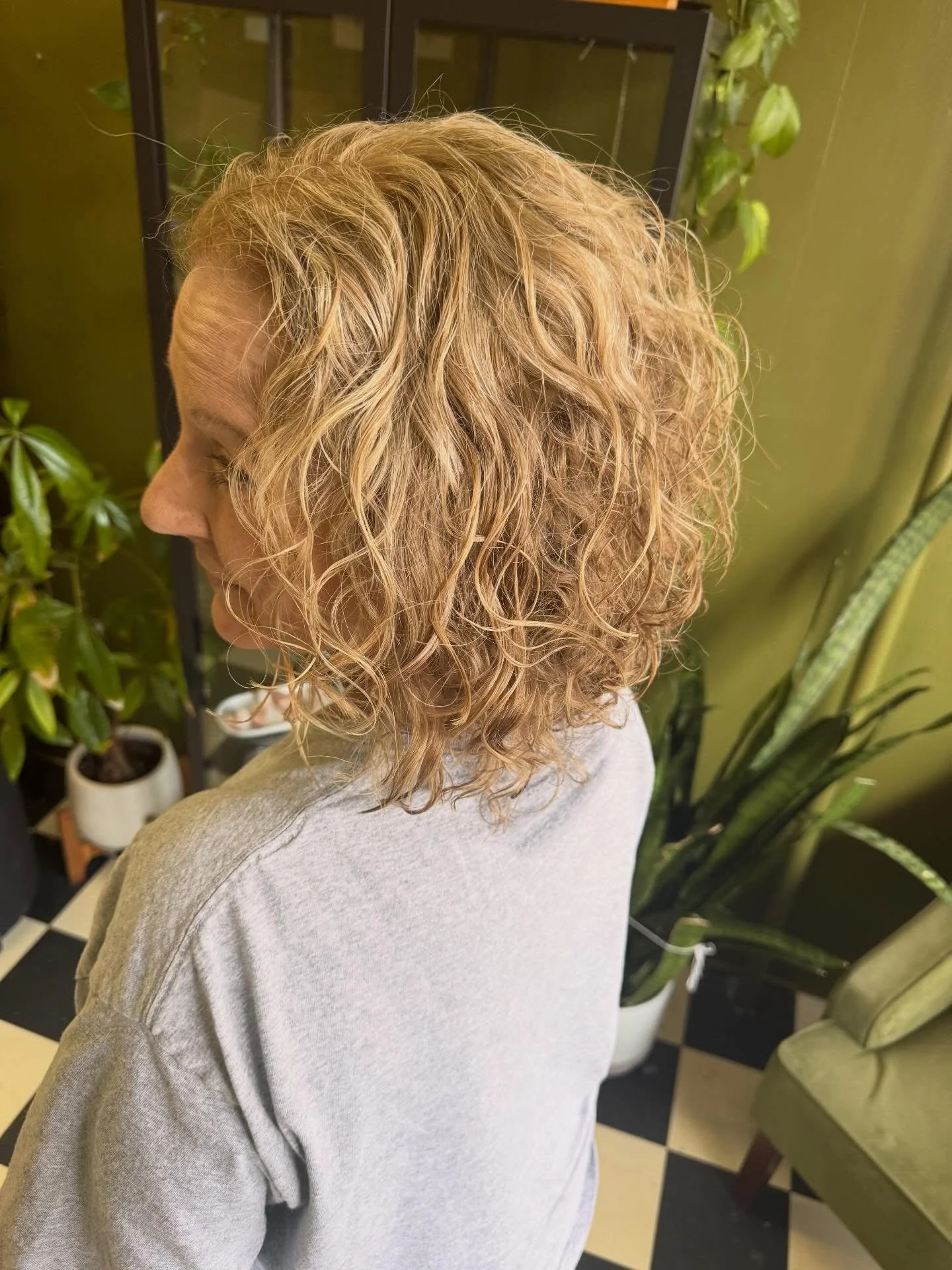 She claims half of her head  doesn&rsquo;t curl&hellip; @aveda Curl enhancing products 🌱 and some styling tricks.