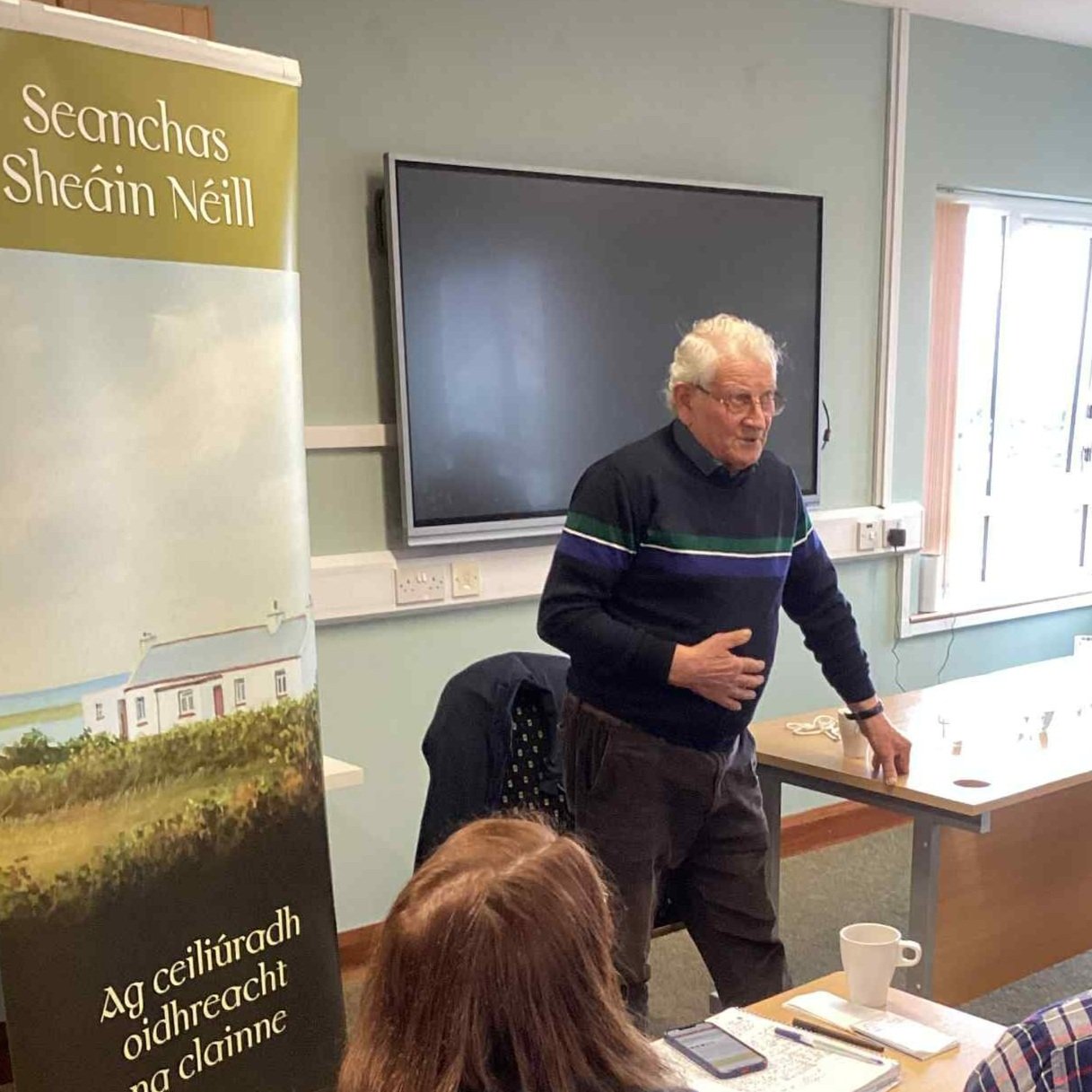 Eoghan Ó Curraighín ag insint scéil