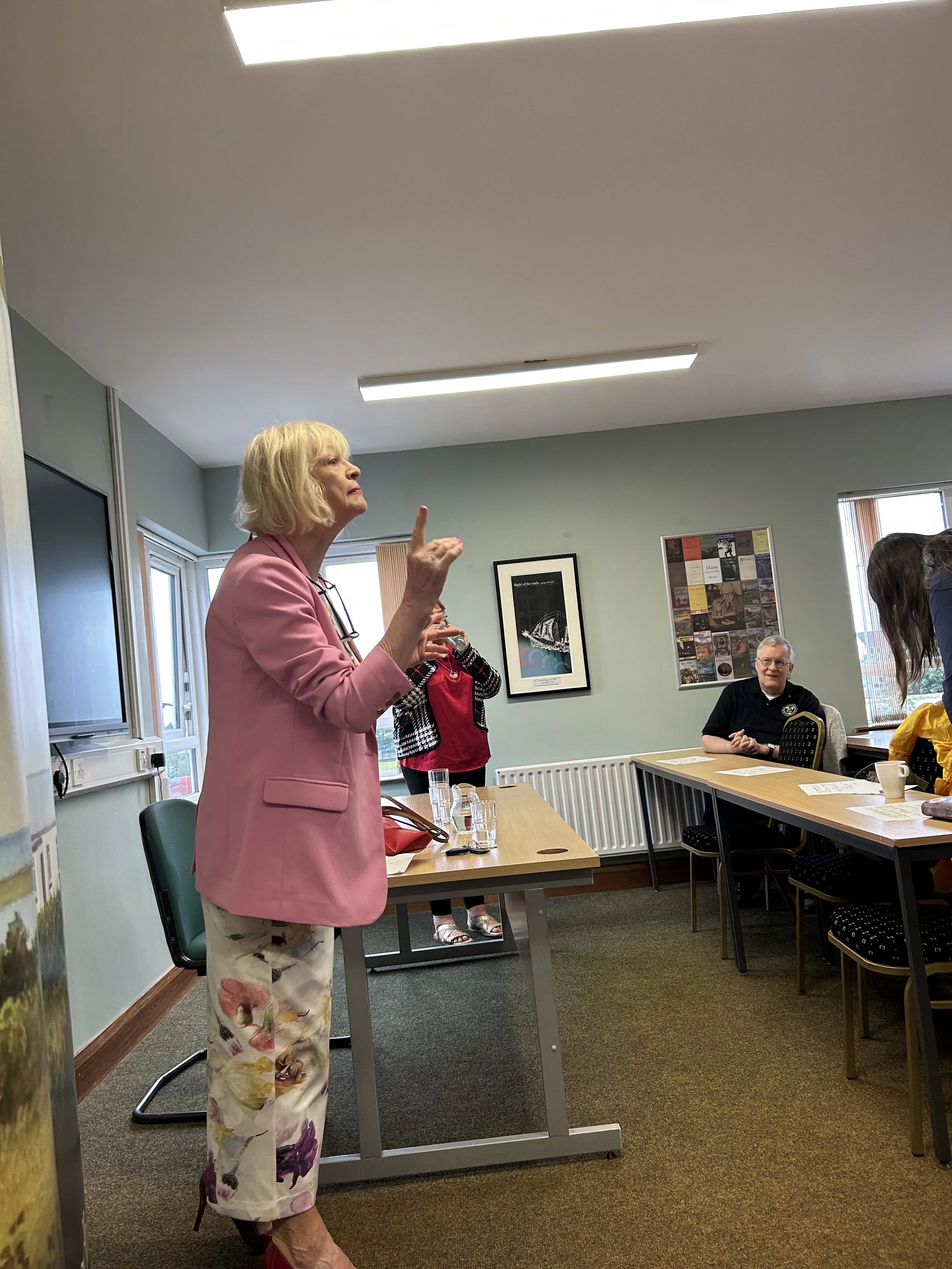 Oscailt oifigiúil le hÁine Ní Churráin