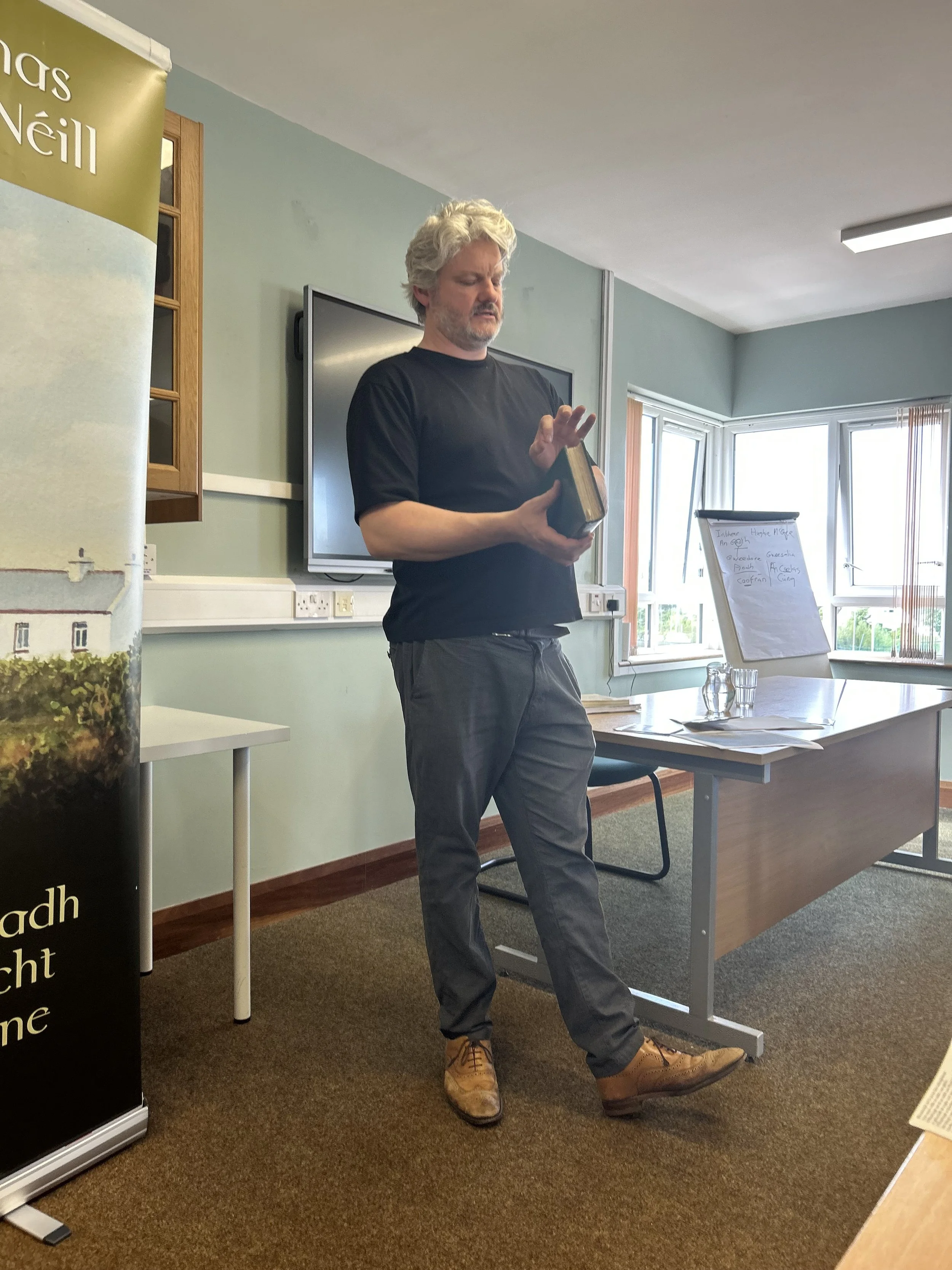 Amhránaíocht le Doimnic Mac Giolla Bhríde