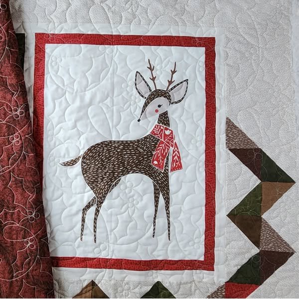 Ready for Christmas 2025, this whimsical wall hanging dances with holly.

Panto - Holly in AutoPilot

#longarmquilting #holly #innova #autopilot