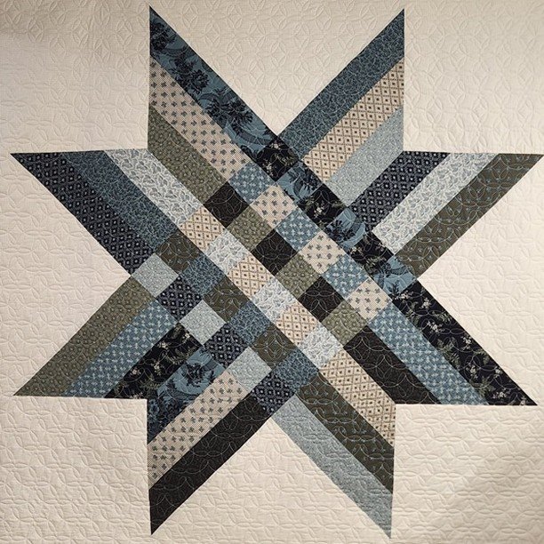 Design/Pantograph: #Propel #longarmleague #edgetoedgequilting #digitalquilting #quilt #pantograph #geometricdesign 

Propel is the perfect choice for this dramatic star. It adds a beautiful circular movement to the straight lines of the star.