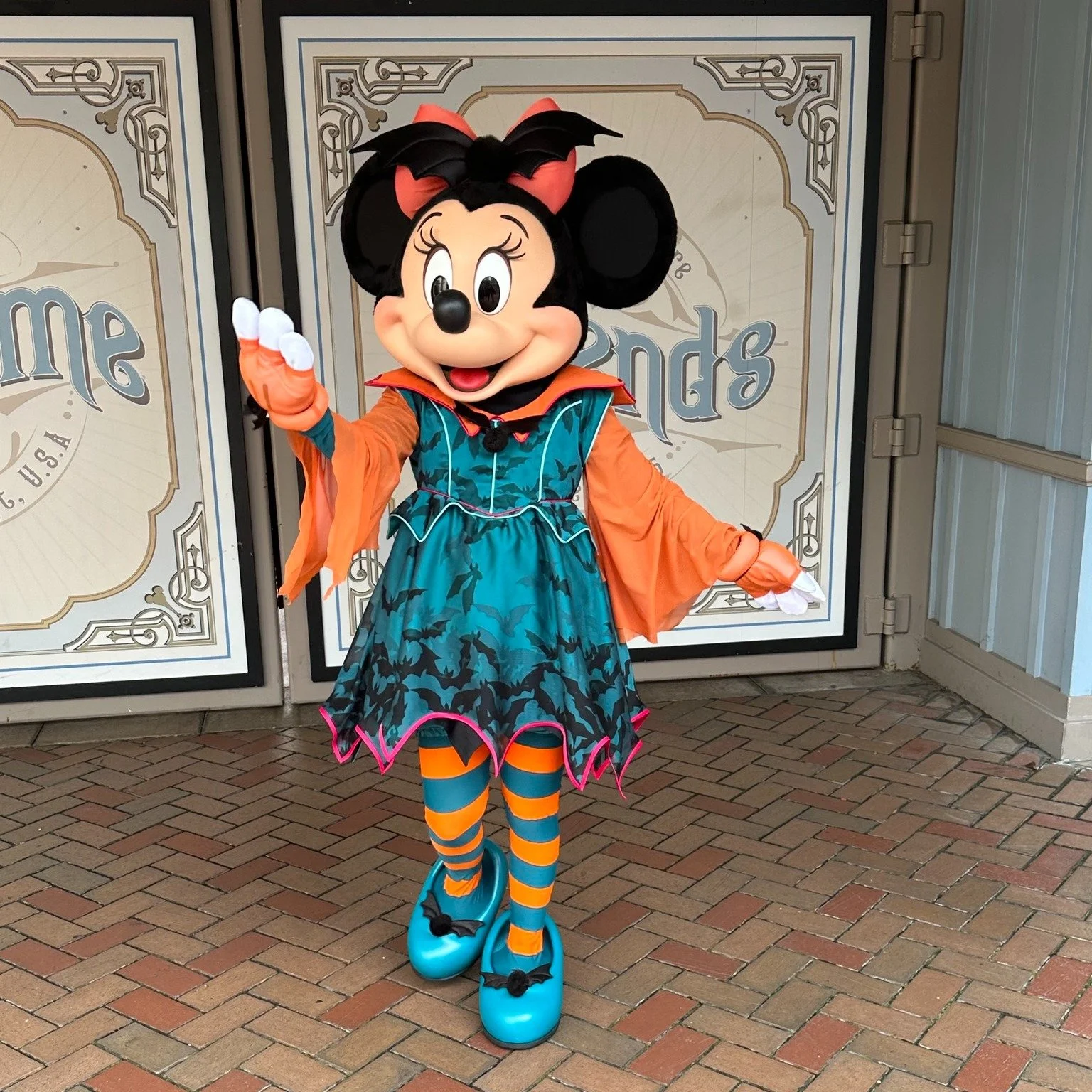 Fall at Disneyland = pumpkin everything + Halloween magic! 🎃✨ From Main Street lined with jack-o-lanterns to the fan-favorite Haunted Mansion Holiday (Jack Skellington takeover), it&rsquo;s one of the best times to visit.

Pro tip: If you&rsquo;re a