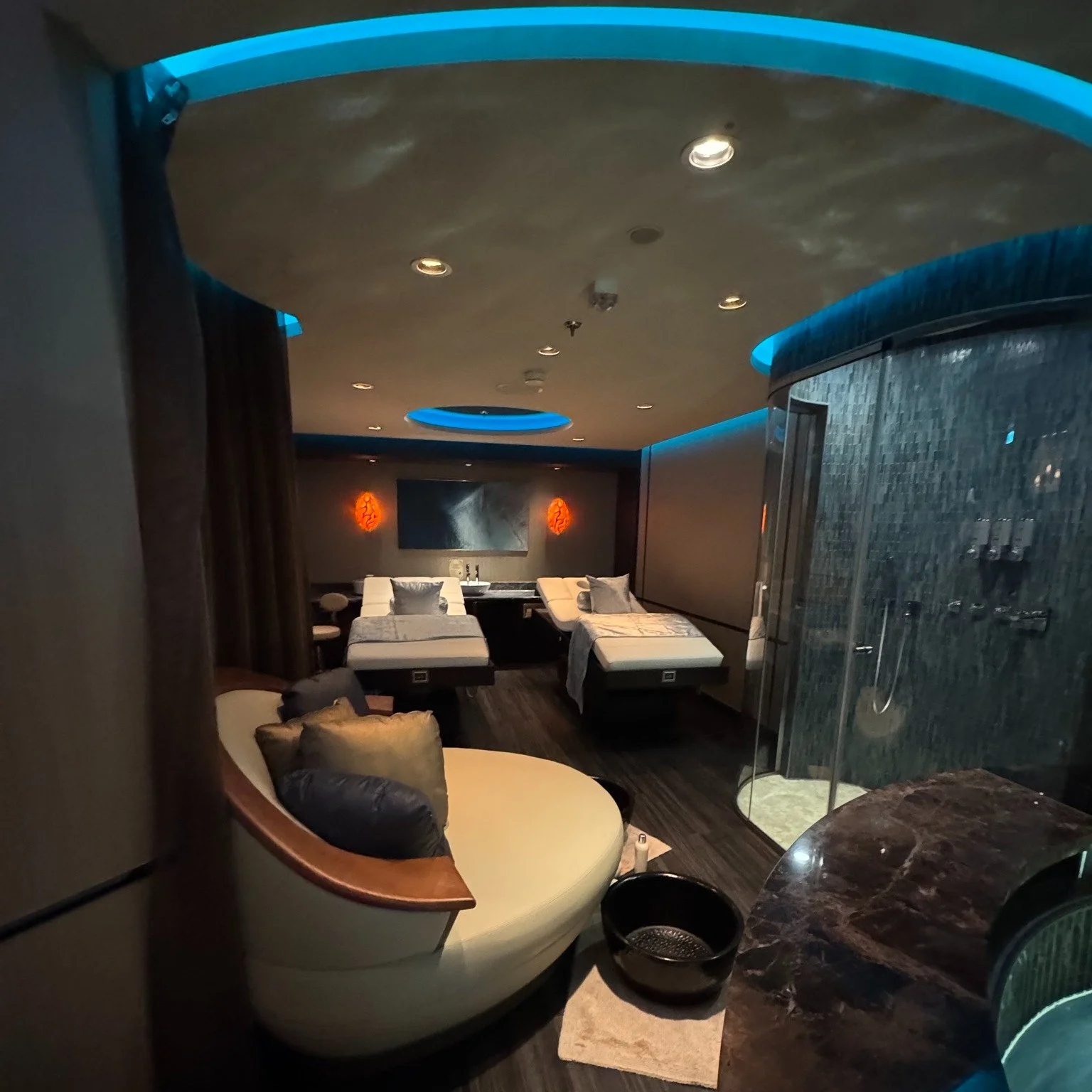 It may be the Monday of all Mondays but picture this: you’re sailing across crystal blue waters, the sun is shining, and you have nowhere you need to be. 🌊☀️
That’s what a Day at Sea on a Disney Cruise is all about — pure relaxati