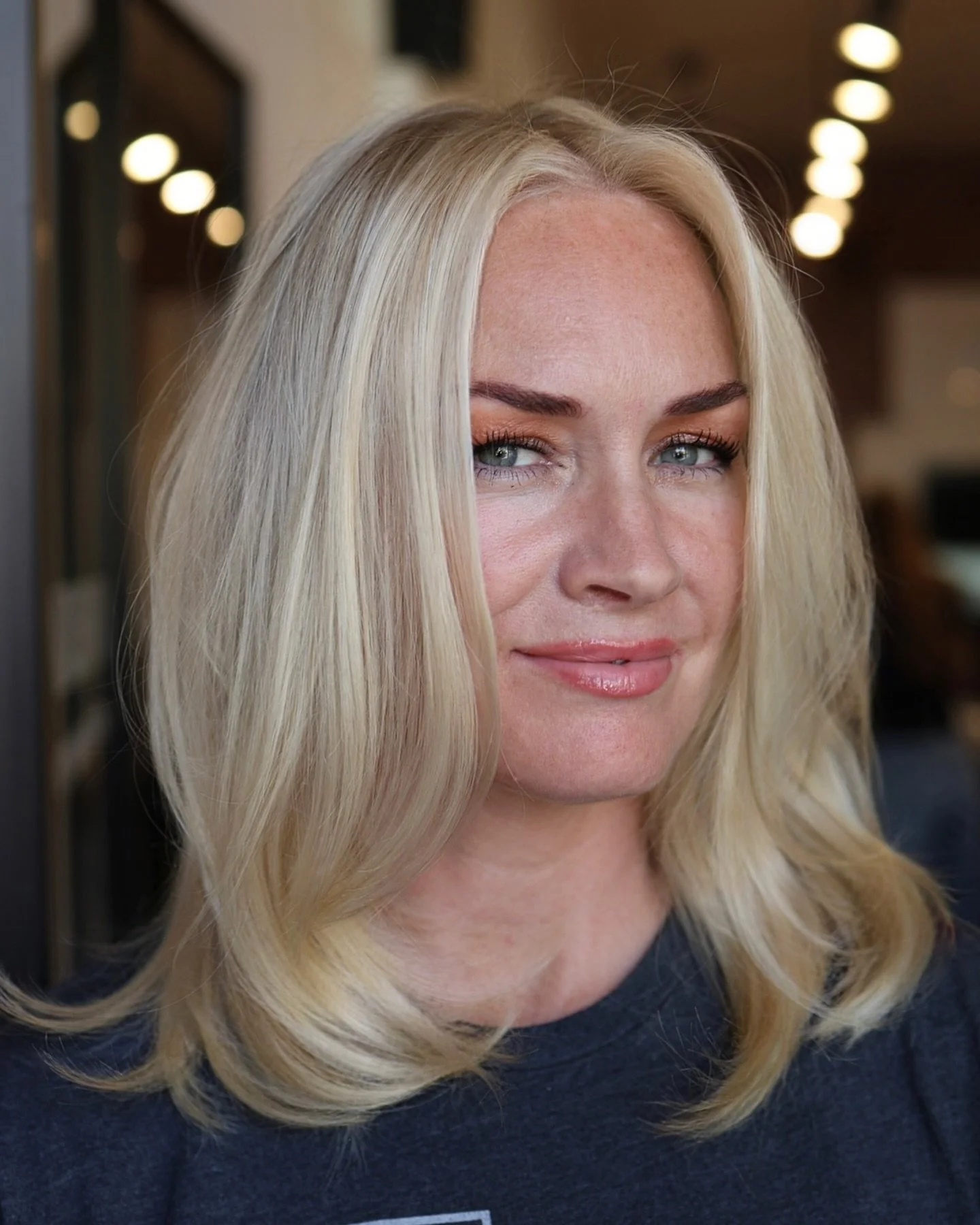 Polished, seamless, and zero-fuss.
This partial was all about smart placement to keep her color feeling fresh and soft between extension appointments. ✨

No toner. No root tap. Just raw lift with @schwarzkopfusa and a game plan that lets her natural 