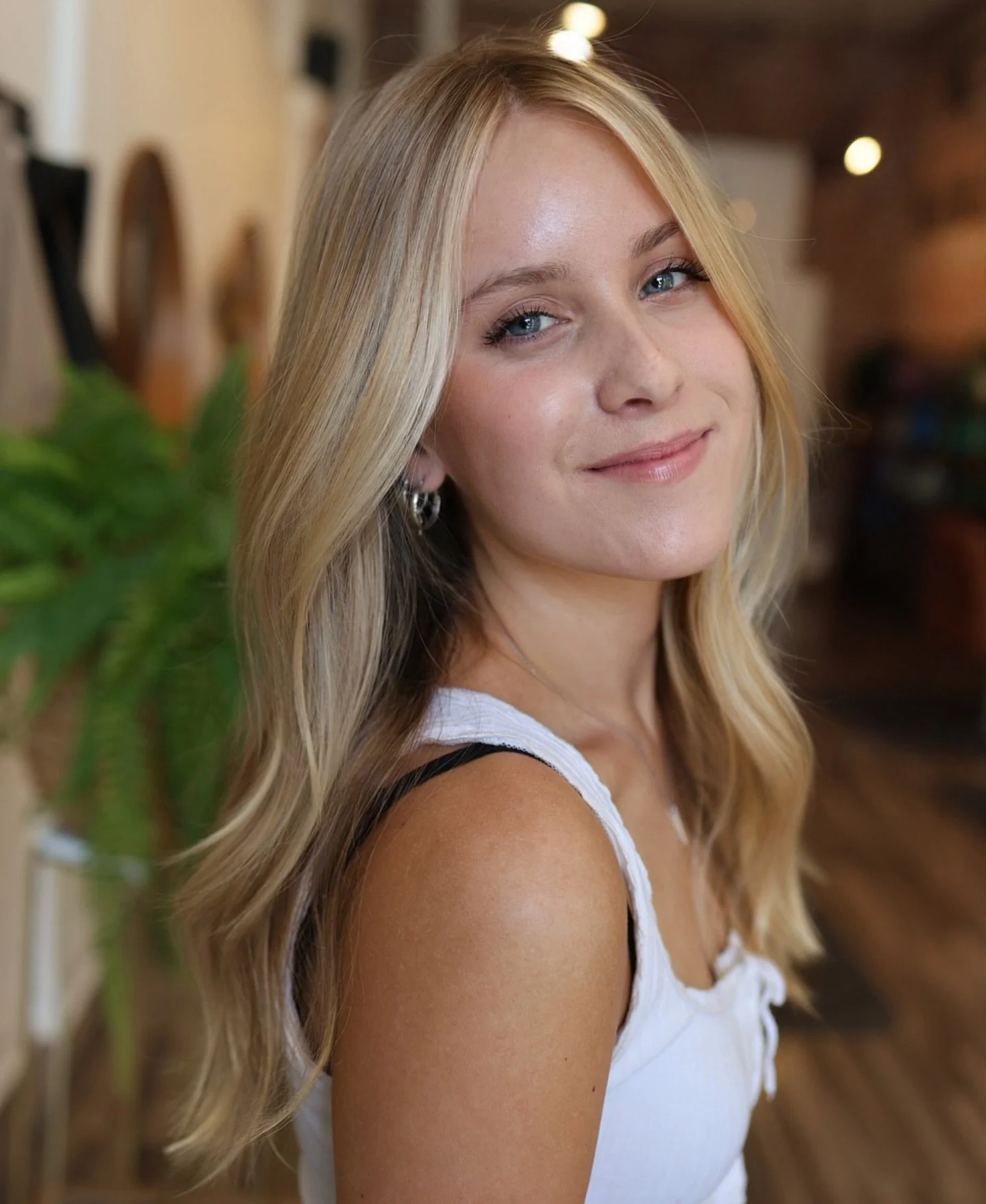 ✨ Seven months of lived-in grow out&hellip; and she&rsquo;s still glowing. (Last photo is our starting point)

When your color is intentionally designed around your lifestyle, maintenance becomes effortless instead of stressful. That&rsquo;s why a th