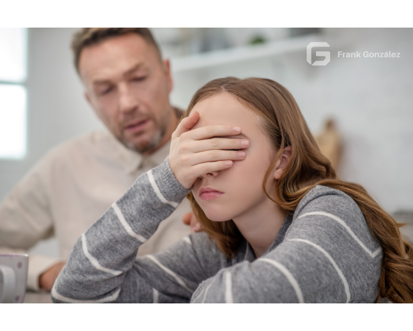 Padre que regaña hija por bajo desempeño