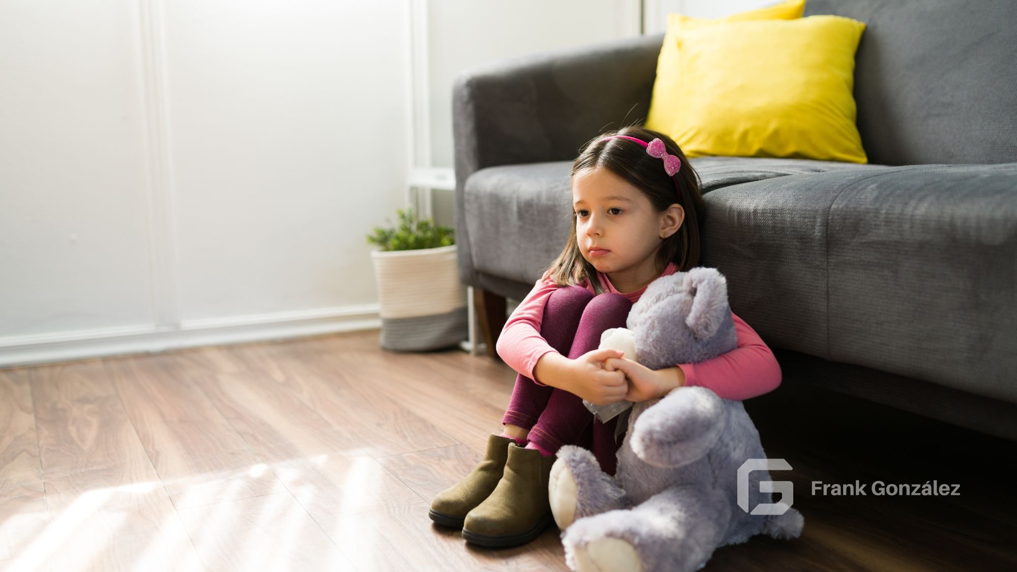 Origen de los esquemas maladaptativos tempranos en experiencias de la infancia, representado por una niña sola en casa.