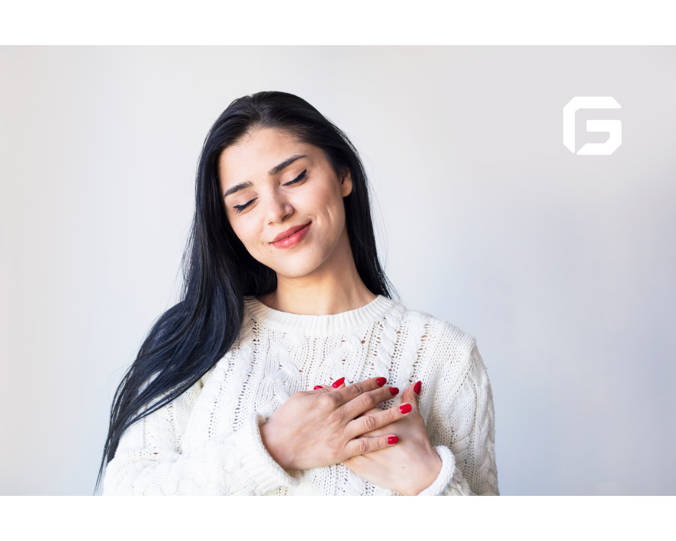 mujer complacida con reconocimiento propio