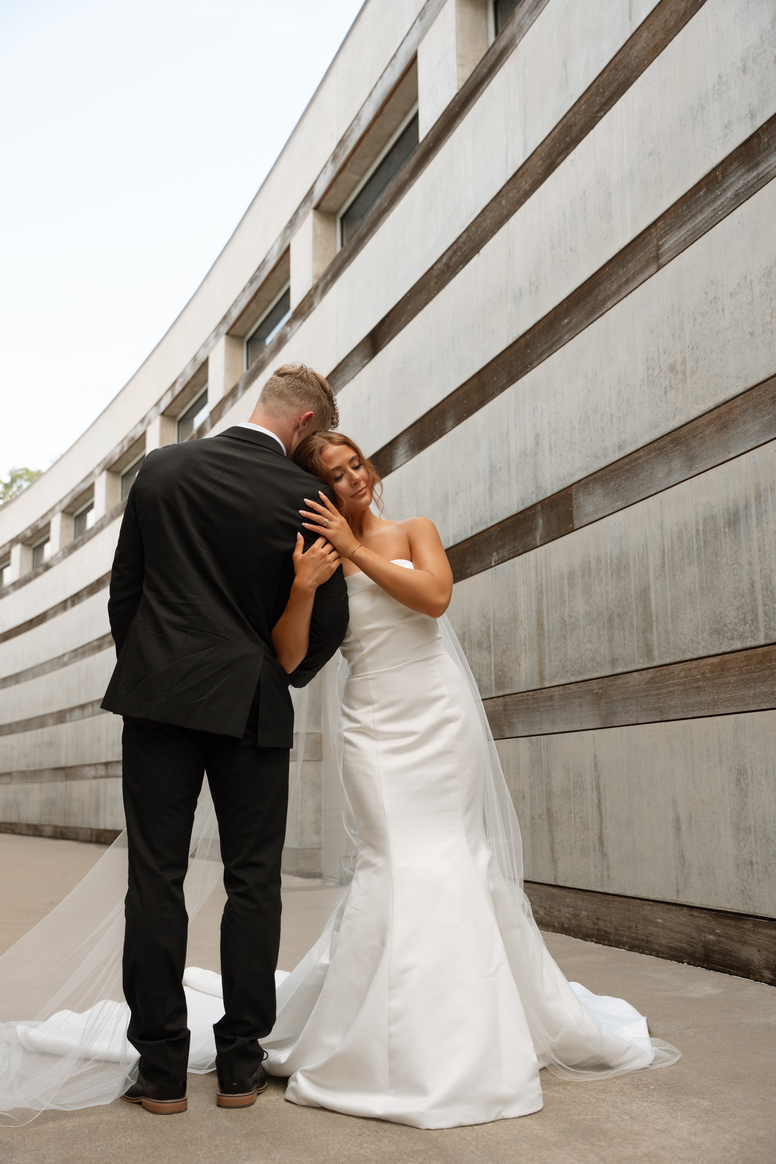 a modern luxury wedding at Crystal Bridges in Bentonville, Arkansas