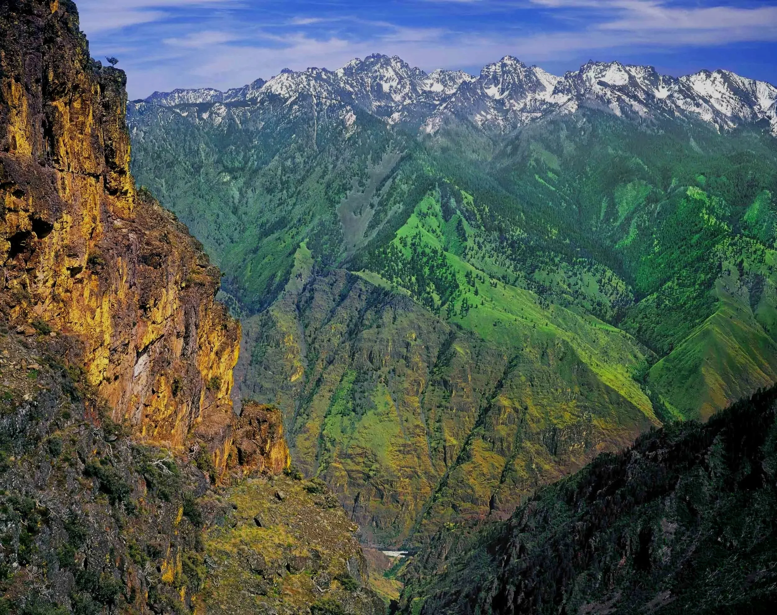 D104  Snake River at Granite Falls and Seven Devils Mountains