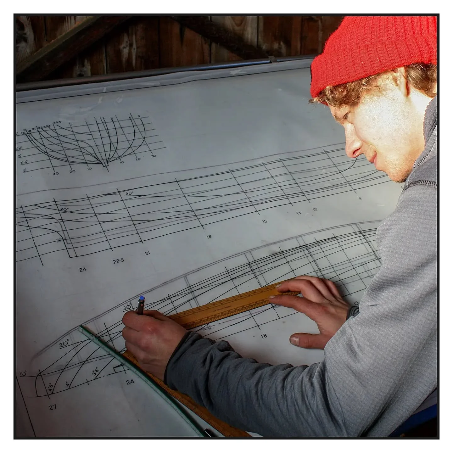 Lost in the intricate curves and complex patterns of boat design. Each line tells a story of craftsmanship and elegance. Timeless beauty that steams on through generations. 🌊
.
#historicboat #nationalhistoricships #WoodenBoat #Craftsmanship #Timeles
