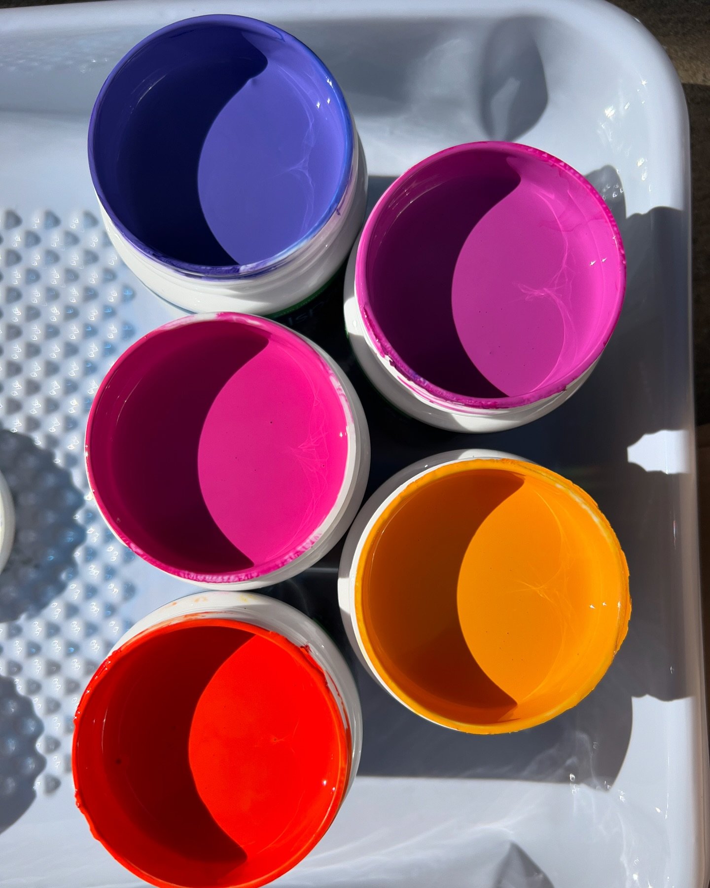 Behind the scenes of creating a pop-up mural for @landofjoshuatrees! Still not over those colors 🤩

#businessowners #femaleentrepreneurs  #entrepreneurs #photobackdrop #freestandingmural #popupmural #womenartists #muralpainting #muralartist #arabart