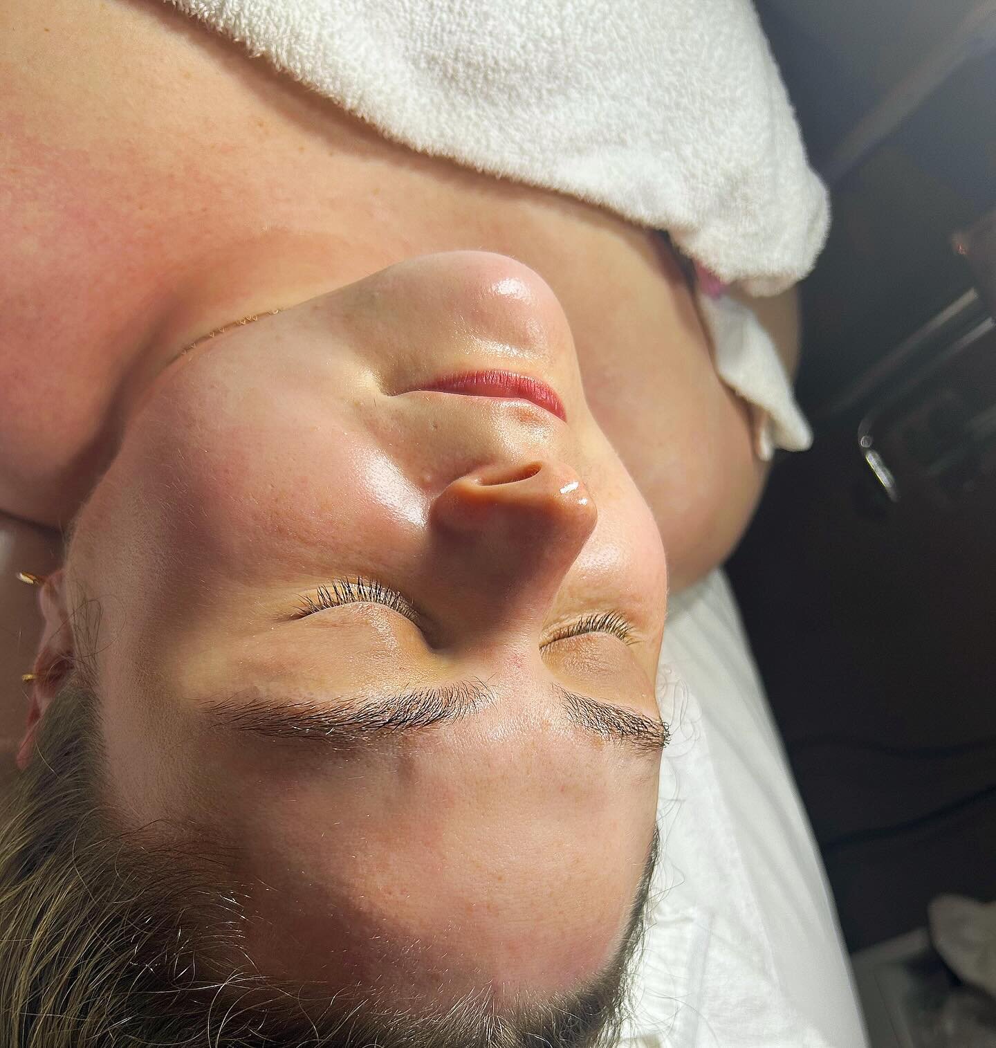 The Glow is REAL ✨ 
For the first facial we did the basic B facial. I wanted to really get to know her skin. We deep cleaned those pores and exfoliated very lightly. Included extracting and finished with a juicy hydration mask✨
Come see me to get you