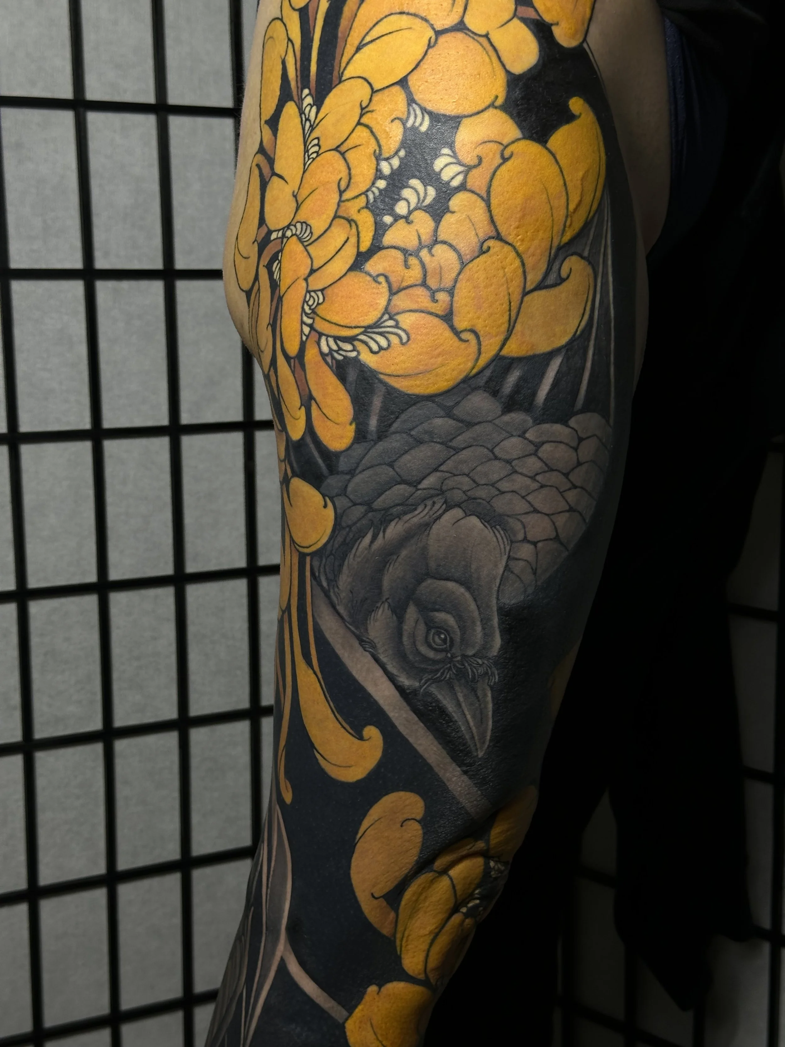 color and black and gray large scale tattoo of raven on thigh