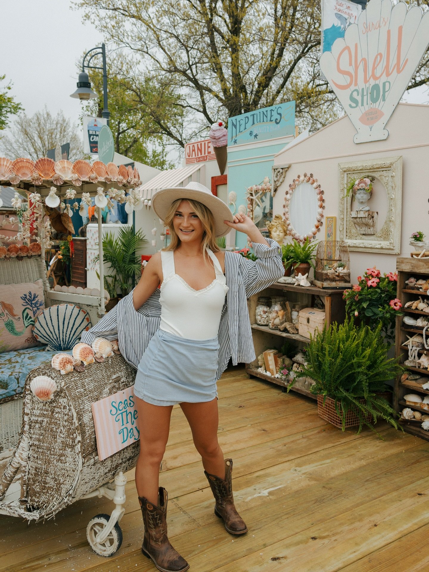 Meet Me At The Boardwalk 🎡

#omahaphotographer #nebraskaphotographer #portraitphotographer #midwestphotographer #editorialphotographer #brandphotographer