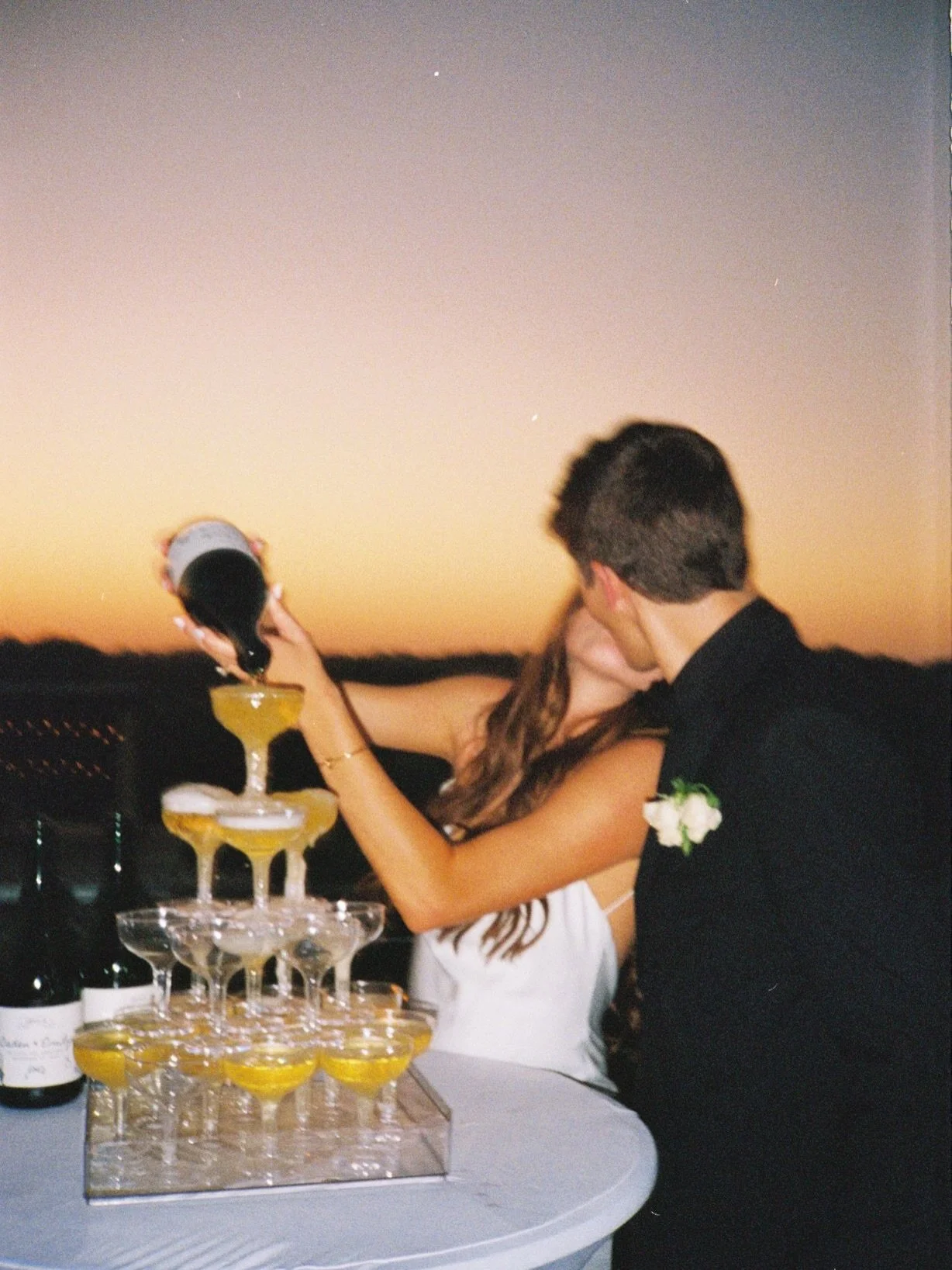 end of the roll in the vineyard 🎞️🍾✨

truly one of the best sunsets of the season!!! 

second for the excellent @savannahnicolephoto 

#35mmfilmphoto #filmphotographer #weddingfilm #weddingfilmphotographer #weddingphotos