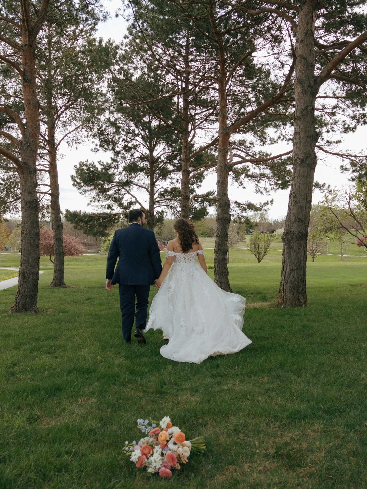 Enchanted by Spring blooms &amp; wedding bells 🌸🤍 

An incredible day last Spring celebrating love, family, life and all the candid moments in between 

second for the lovely @gracetrexel 

#storytellingweddingphotographer #candidweddingphotographe