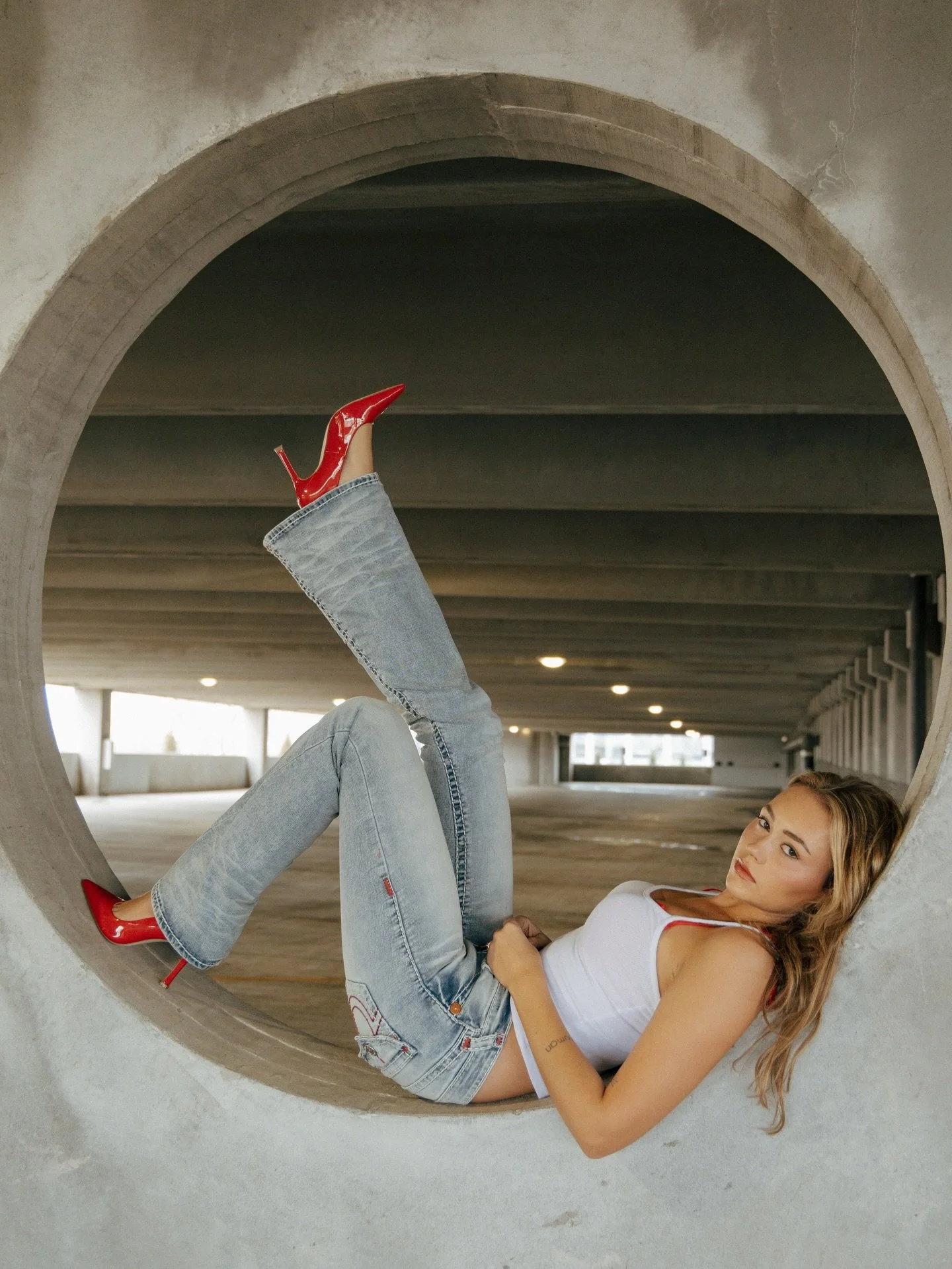 seeing red 💋👠 

#editorialphotographer #editorialphotoshoot #portraitphotographer #fashionphotographer #portraitsession